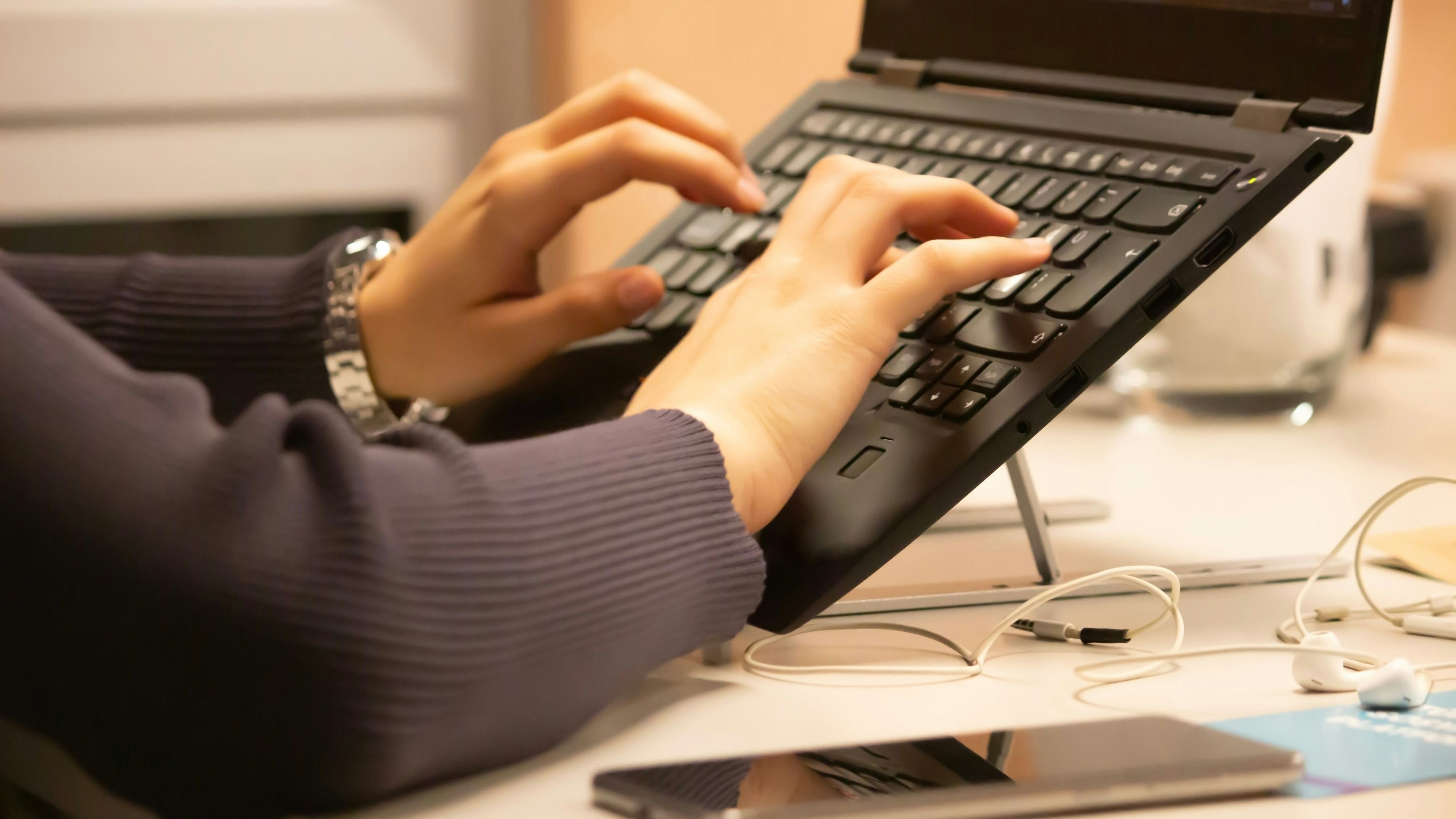 Immer mehr Arbeitnehmende setzen zumindest teilweise auf ChatGPT, um ihren Job zu erledigen.