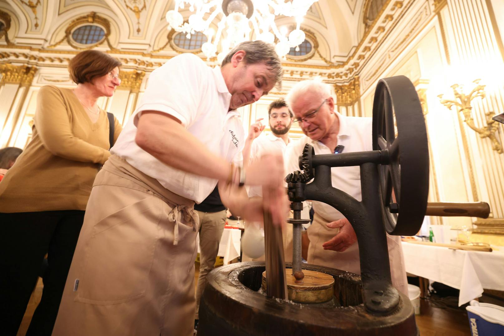 Mit Kraft und Können zeigten ein Team um Maurizio Pellegrin (r.) die uralte Technik her.&nbsp;