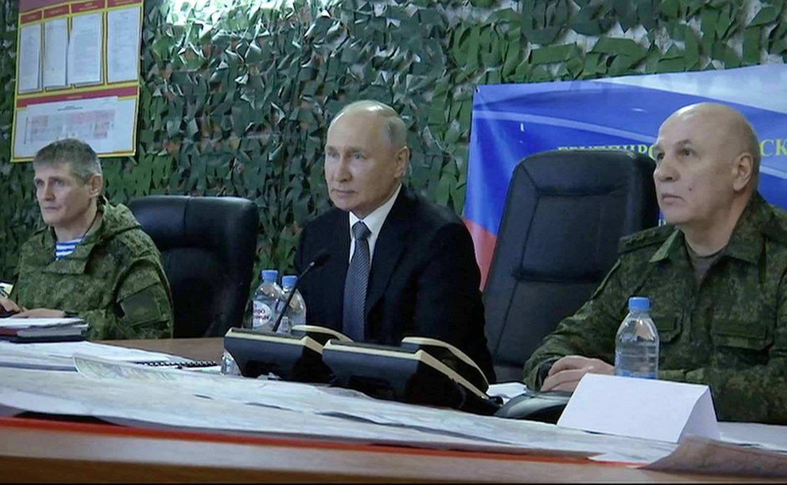 Am 18. April veröffentlichte der Kreml Aufnahmen, die  Wladimir Putin bei einem Besuch seines Armee-Hauptquartiers in der besetzten Region Cherson zeigen soll.