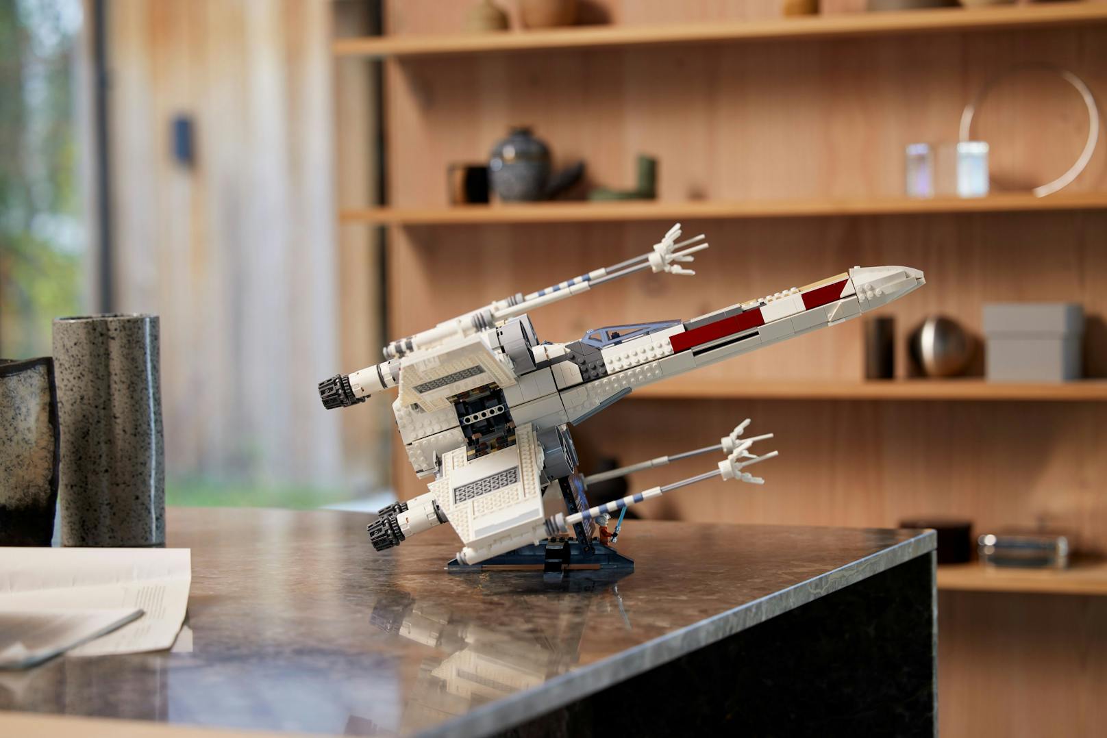 Ein ganz neuer X-Wing Starfighter hebt als LEGO-Modell ab.