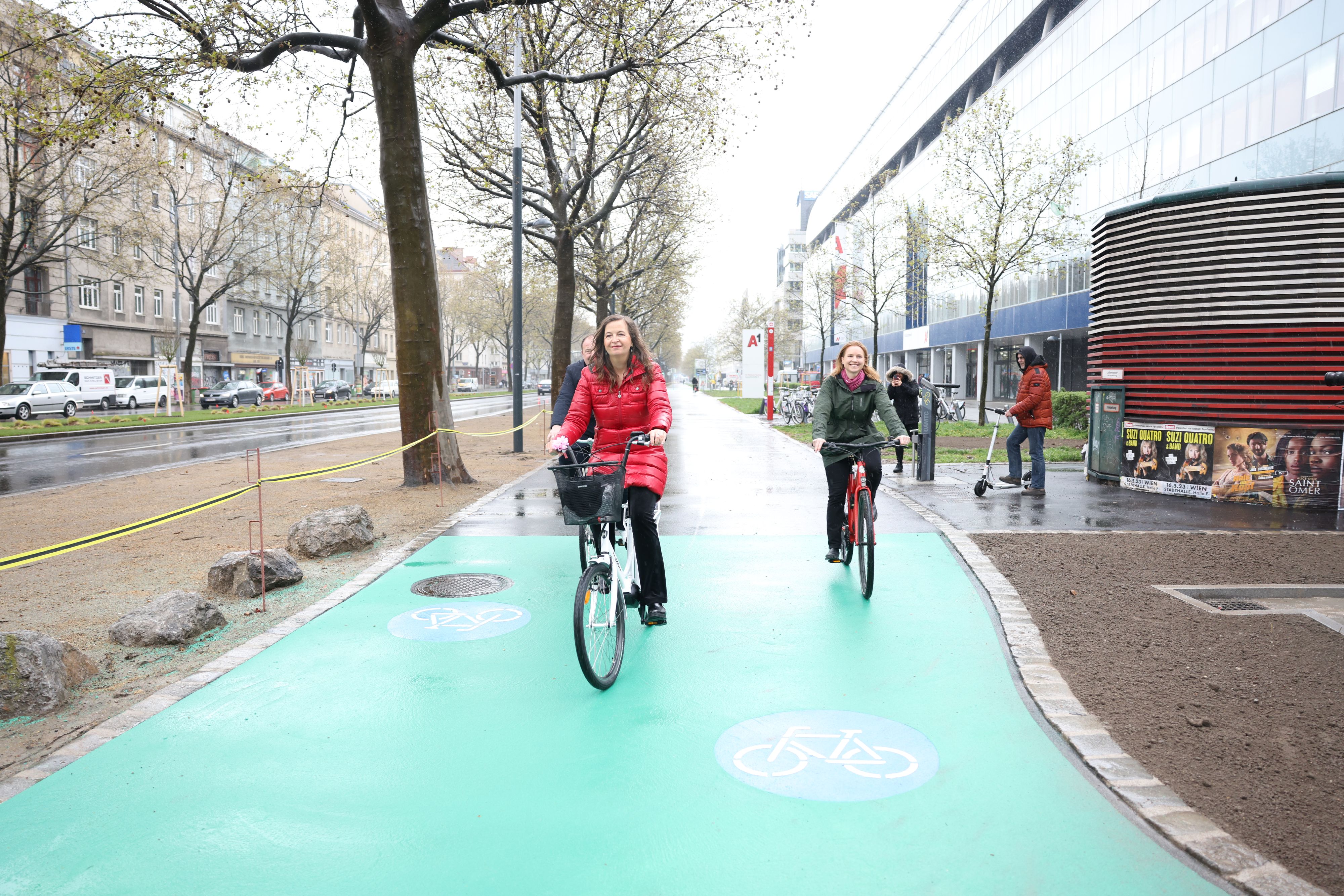 Im Regenwetter testete Verkehrsstadträtin Ulli Sima (SPÖ) den neuen Abschnitt auf zwei Rädern.