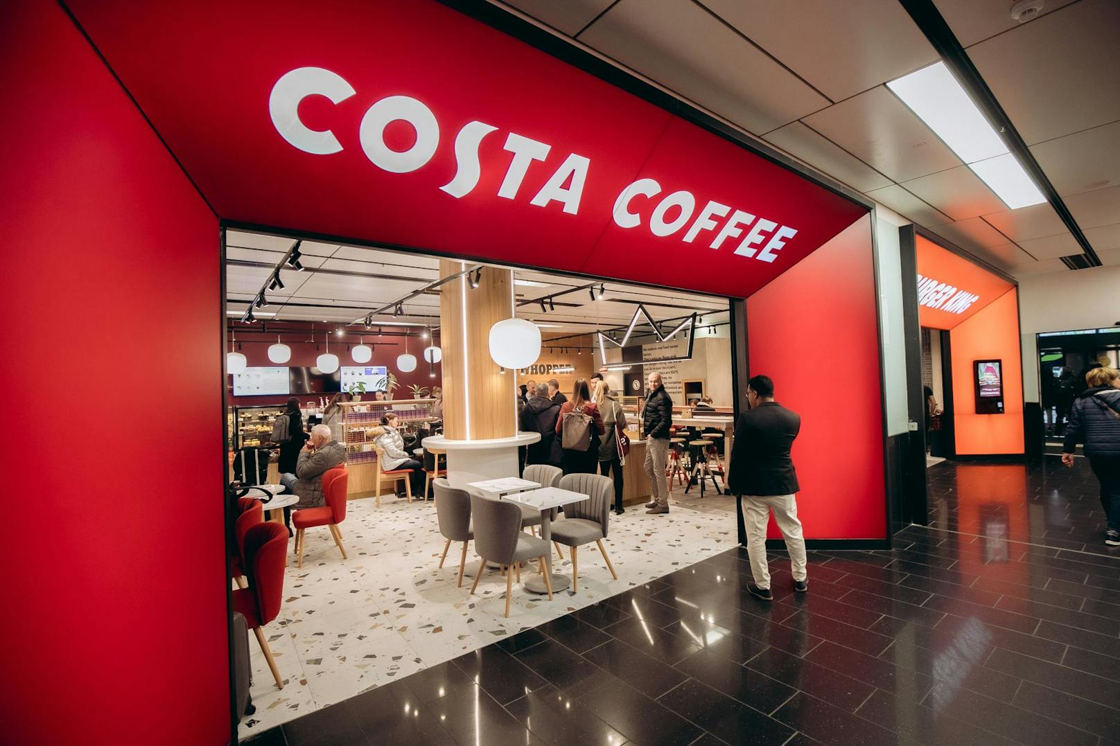 Der erste Österreich-Standort von Costa Coffee steht ab sofort am Flughafen Wien.