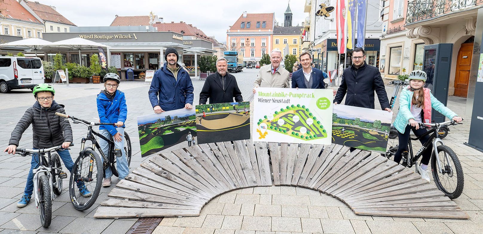 Miklos, Judith, Karl Morgenbesser (WexlTrails), Zweiter Vizebürgermeister LAbg. Rainer Spenger, Bürgermeister Klaus Schneeberger, Stadtrat Philipp Gruber, Gemeinderat LAbg. Philipp Gerstenmayer und Kateryna bei der Pumptrack-Präsentation.