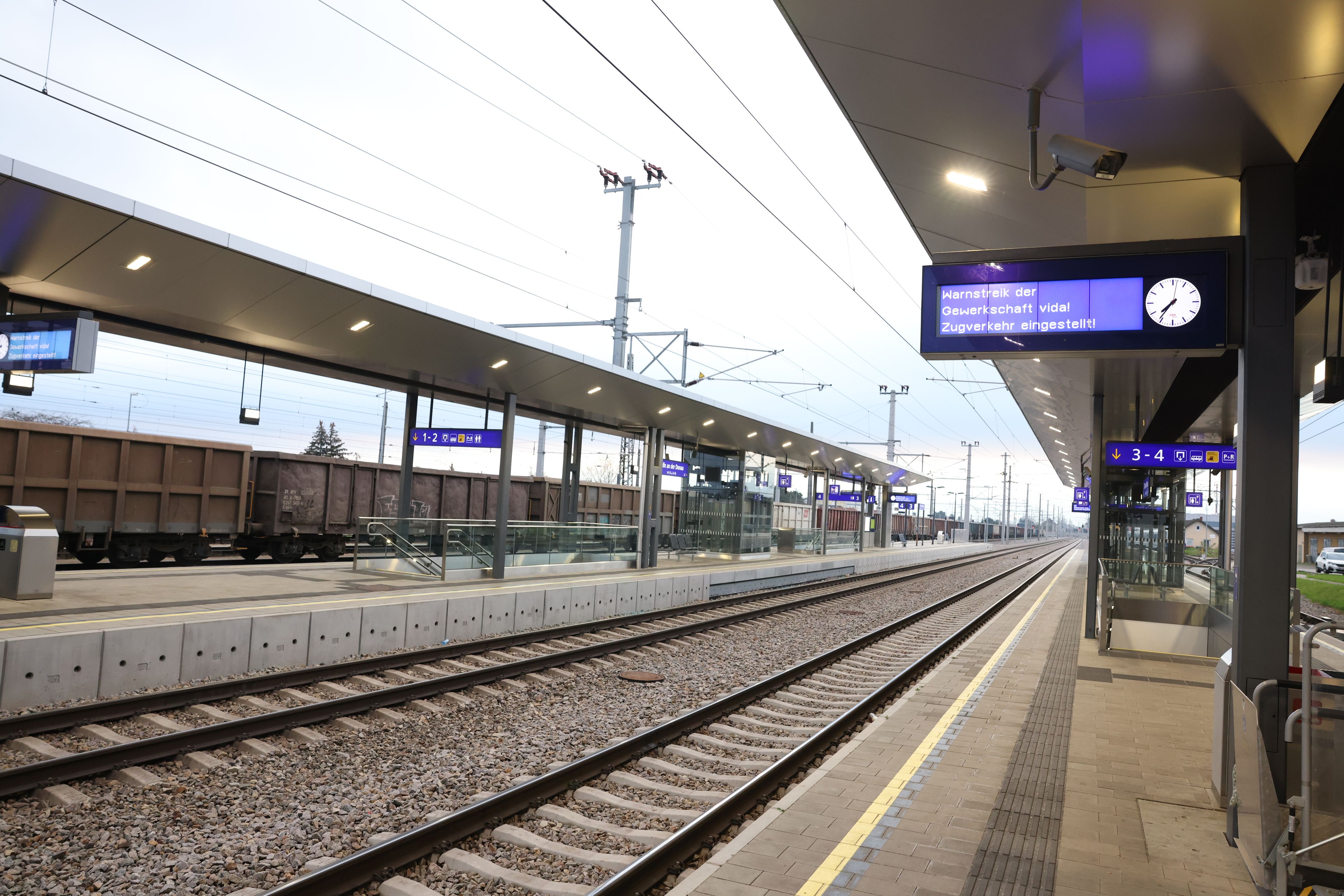 Im österreichischen Bahnverkehr wird es am Freitag zu Einschränkungen kommen. (Archivbild)