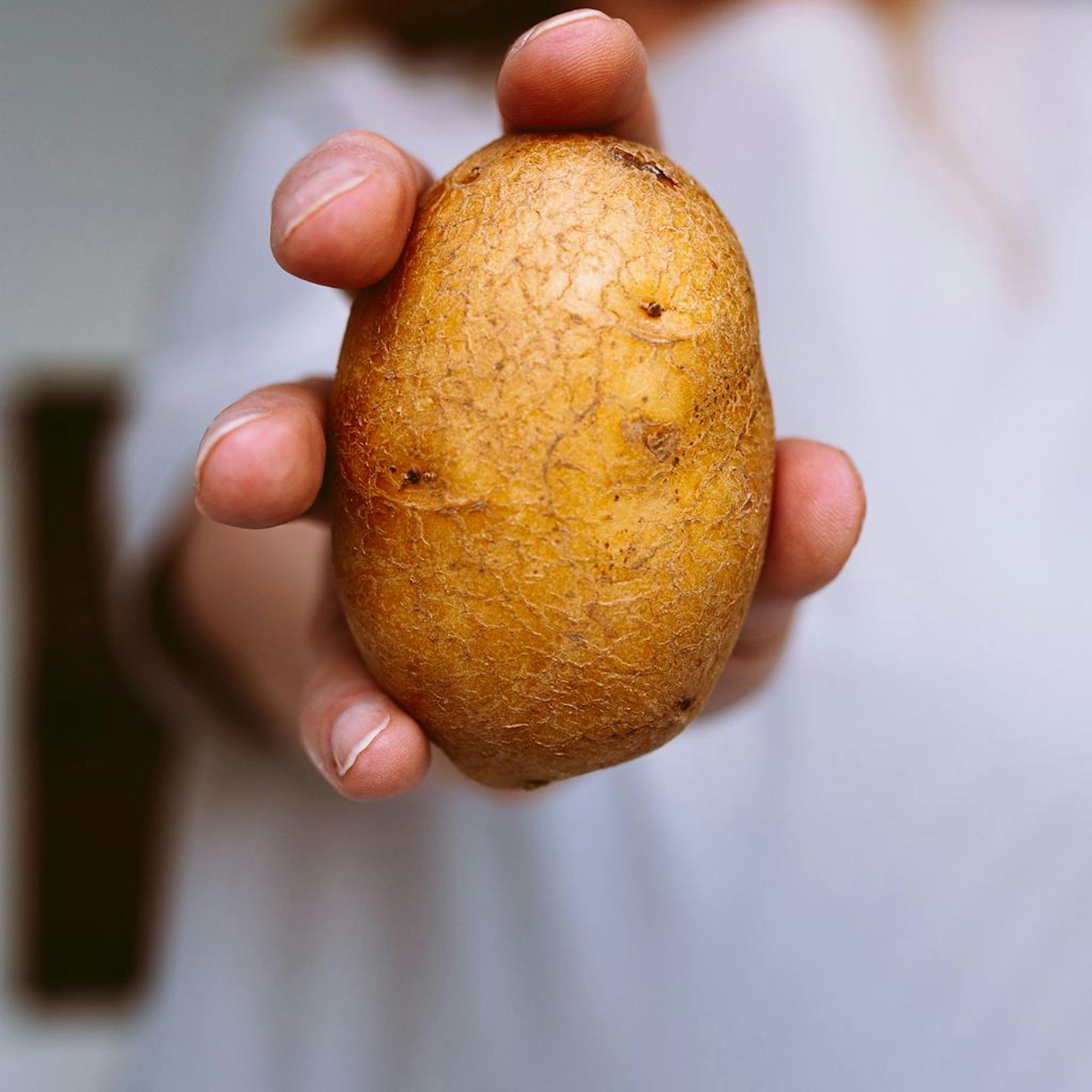 Um die höchste Konzentration von deinen Lebensmitteln beizubehalten solltest du die schützende Haut nur dann schälen, wenn es nötig ist. Kartoffeln kannst du zum Beispiel nach dem Kochen schälen, da sich somit der Vitamin-C-Verlust halbieren lässt. 