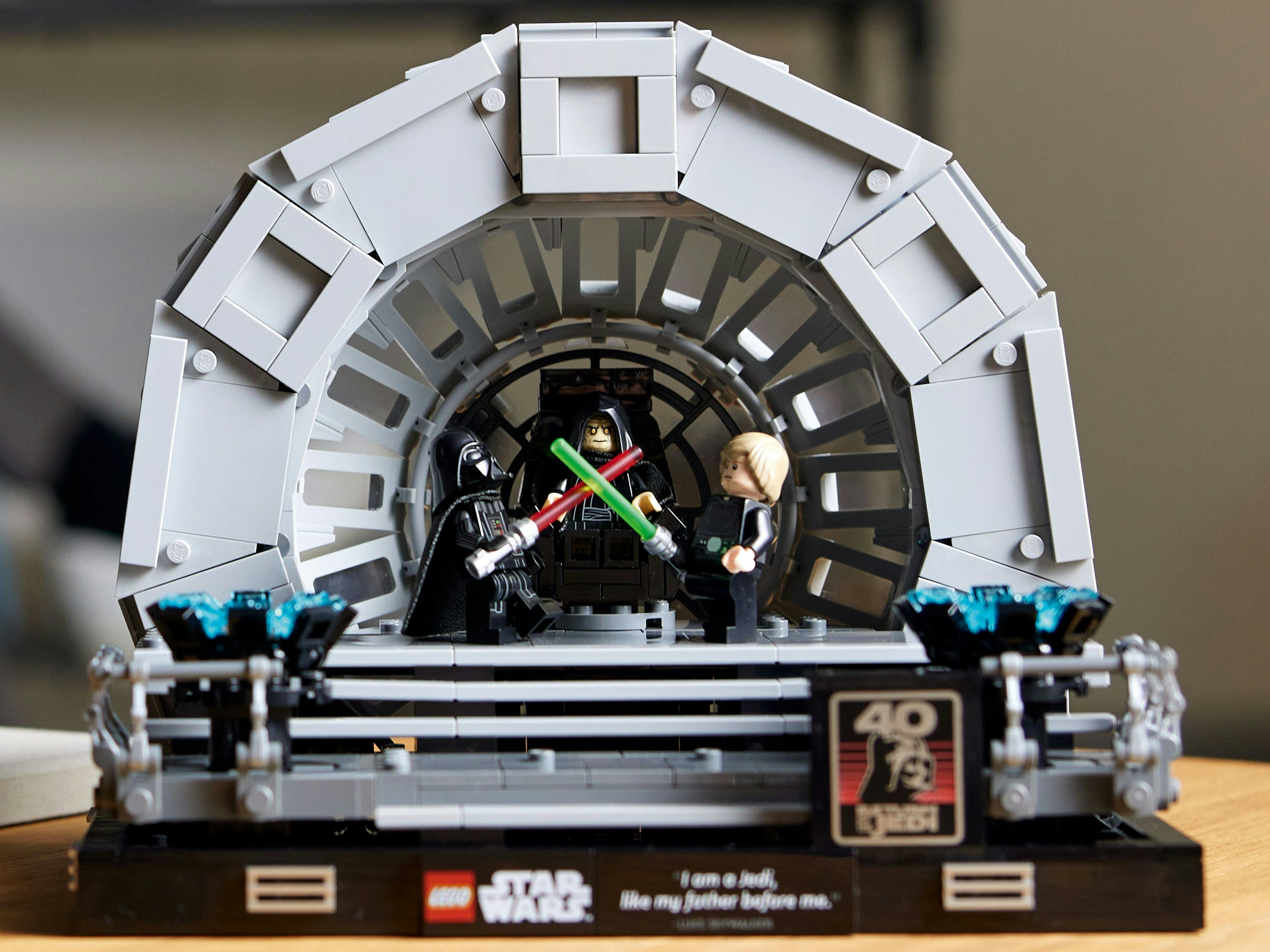 Vor dem runden Fenster des Todessterns kommt es zum ikonischen Kampf: LEGO-Diorama "Thronsaal des Imperators".