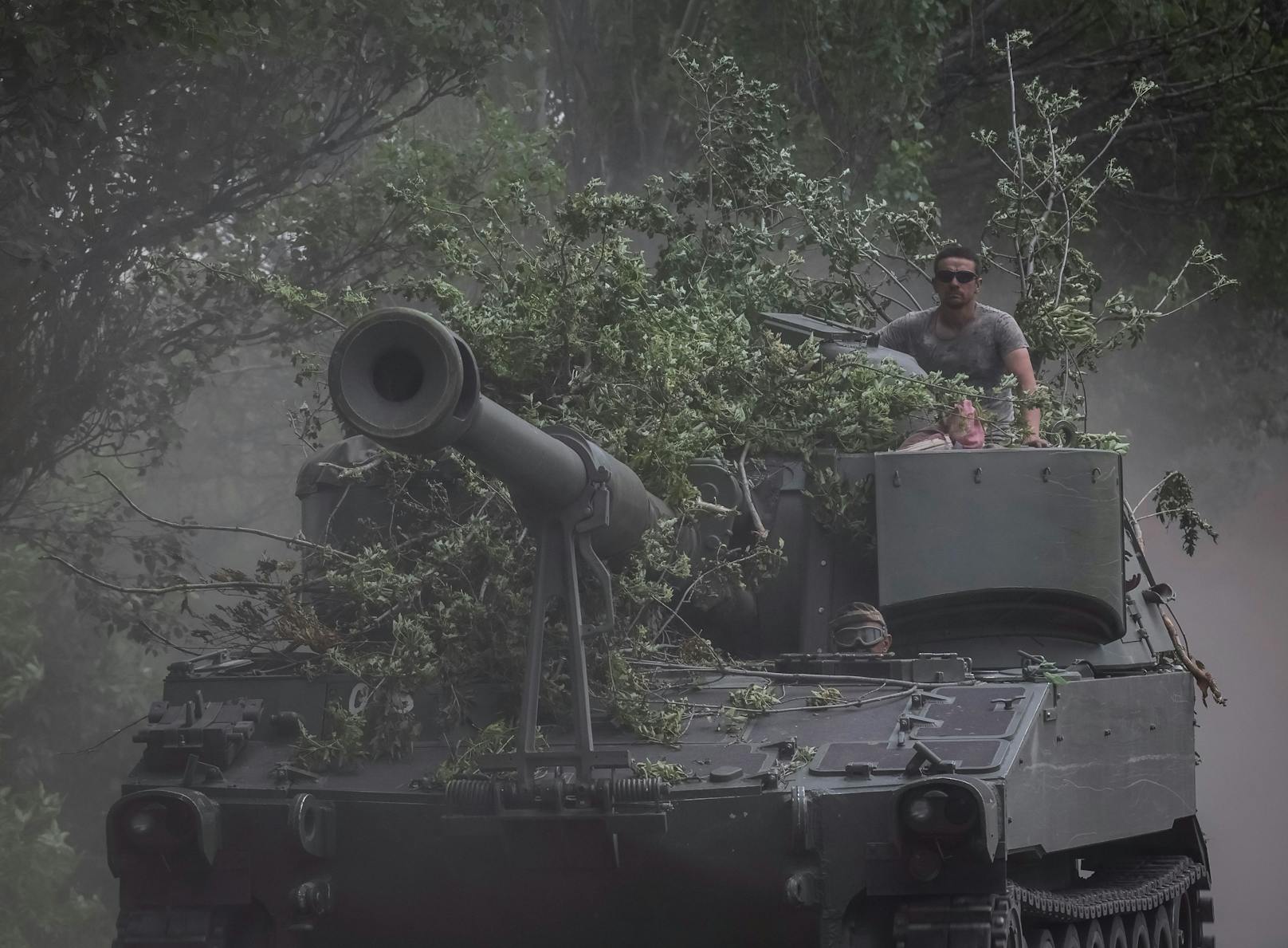 Ukrainische Soldaten auf einer M109-Panzerhaubitze in der Region Donezk. Im Rahmen internationaler Hilfe wurden Dutzende dieser Waffen in die Ukraine geliefert.