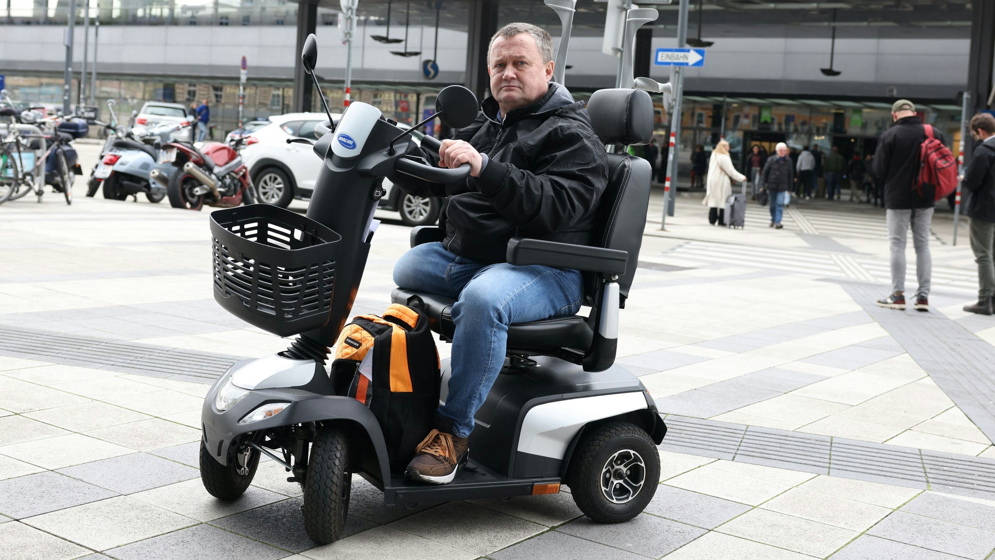 Ronny M. ist sauer auf die ÖBB. Seit einer Woche strandet er immer wieder in Wien.