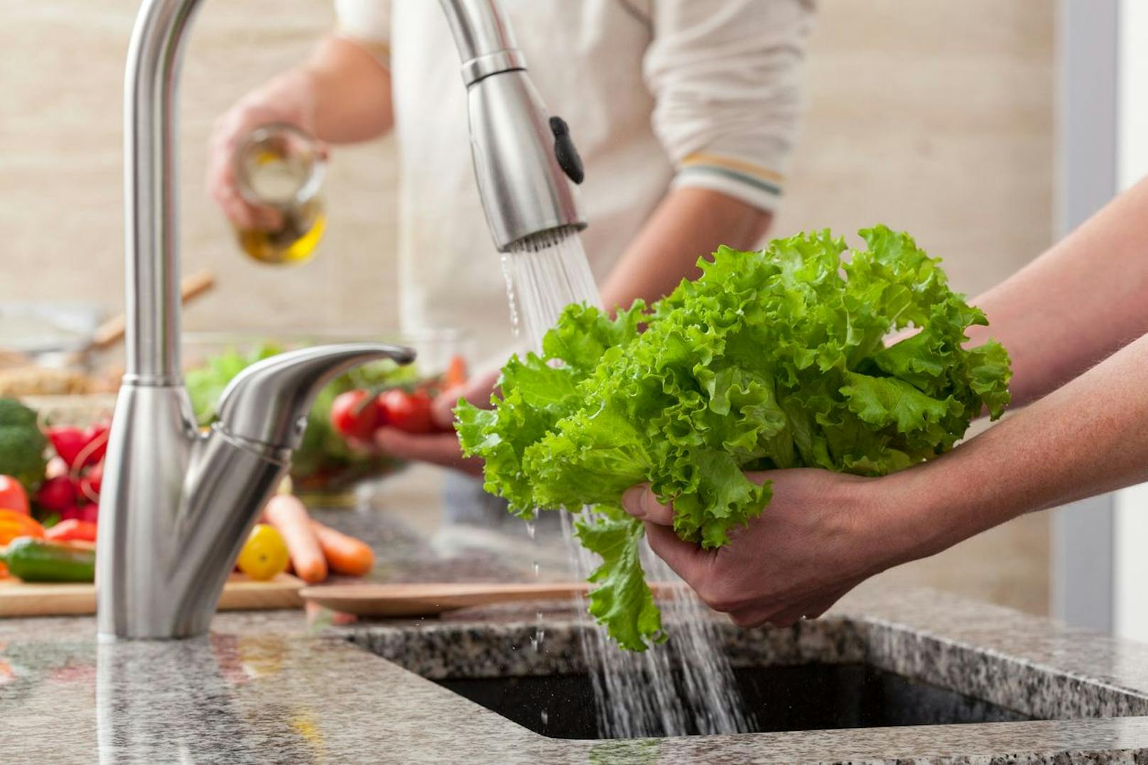 Vor dem Kochen sollten deine Zutaten nur kurz unter Wasser gehalten werden. Wasserlösliche Mineralstoffe und Vitamine gehen nämlich verloren, wenn du dein Gemüse und Obst zu lange wäschst. 