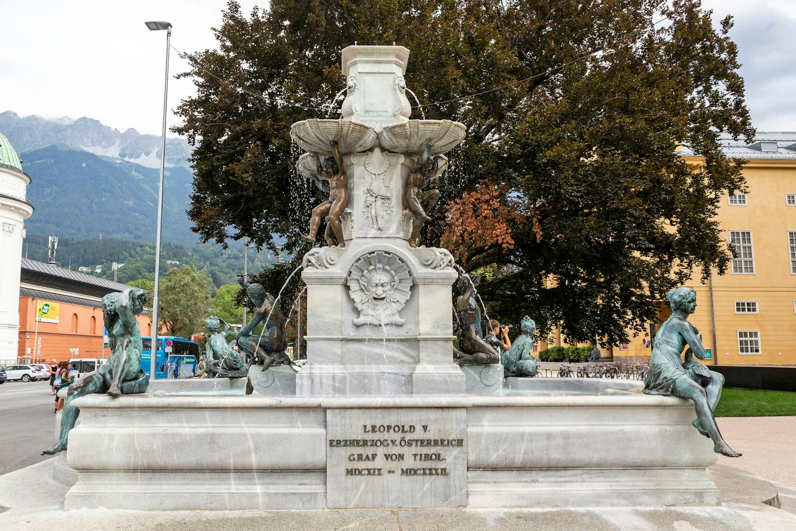 Dem Leopoldsbrunnen in Innsbruck fehlt nun ein Wasserträger.