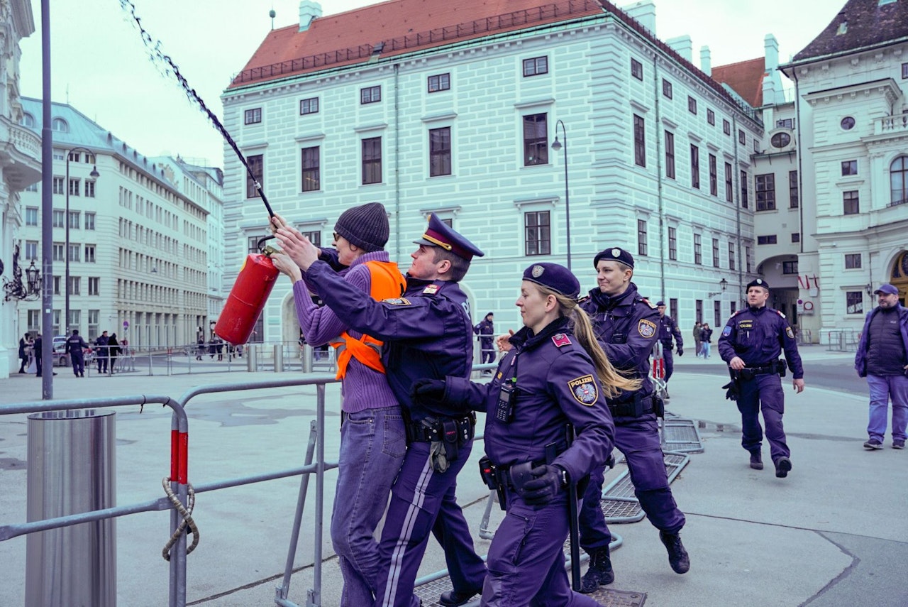 Heute.at - Klima-Aktivistin besprüht Kanzleramt mit Öl