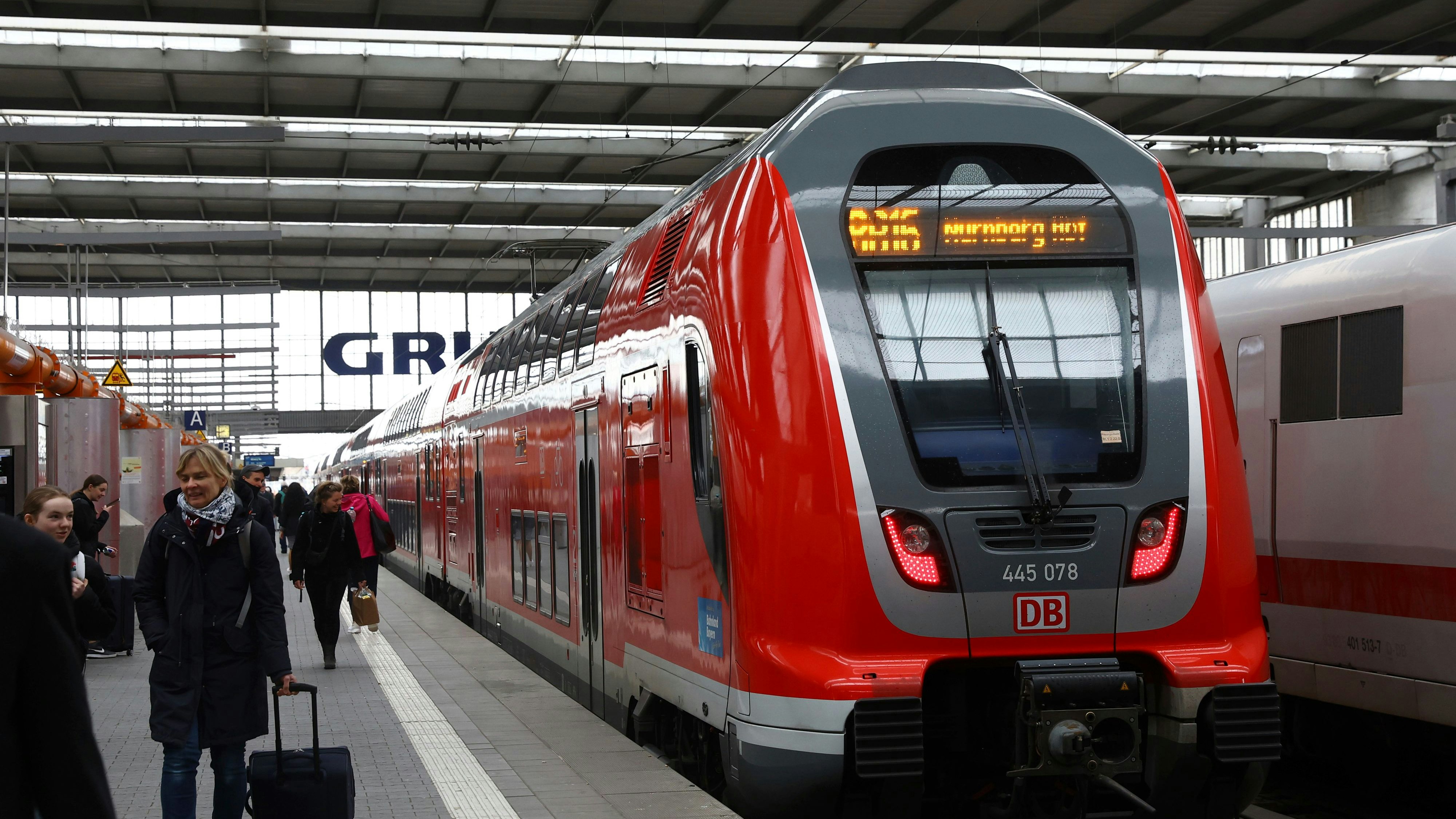 Download von www.picturedesk.com am 19.04.2023 (09:06).  A picture shows a train of Deutsche Bahn AG at München Hauptbahnhof, Munich Central Station in Munich, Germany on April 13, 2023. ( The Yomiuri Shimbun via AP Images ) - 20230415_PD1138 - Rechteinfo: Rights Managed (RM)