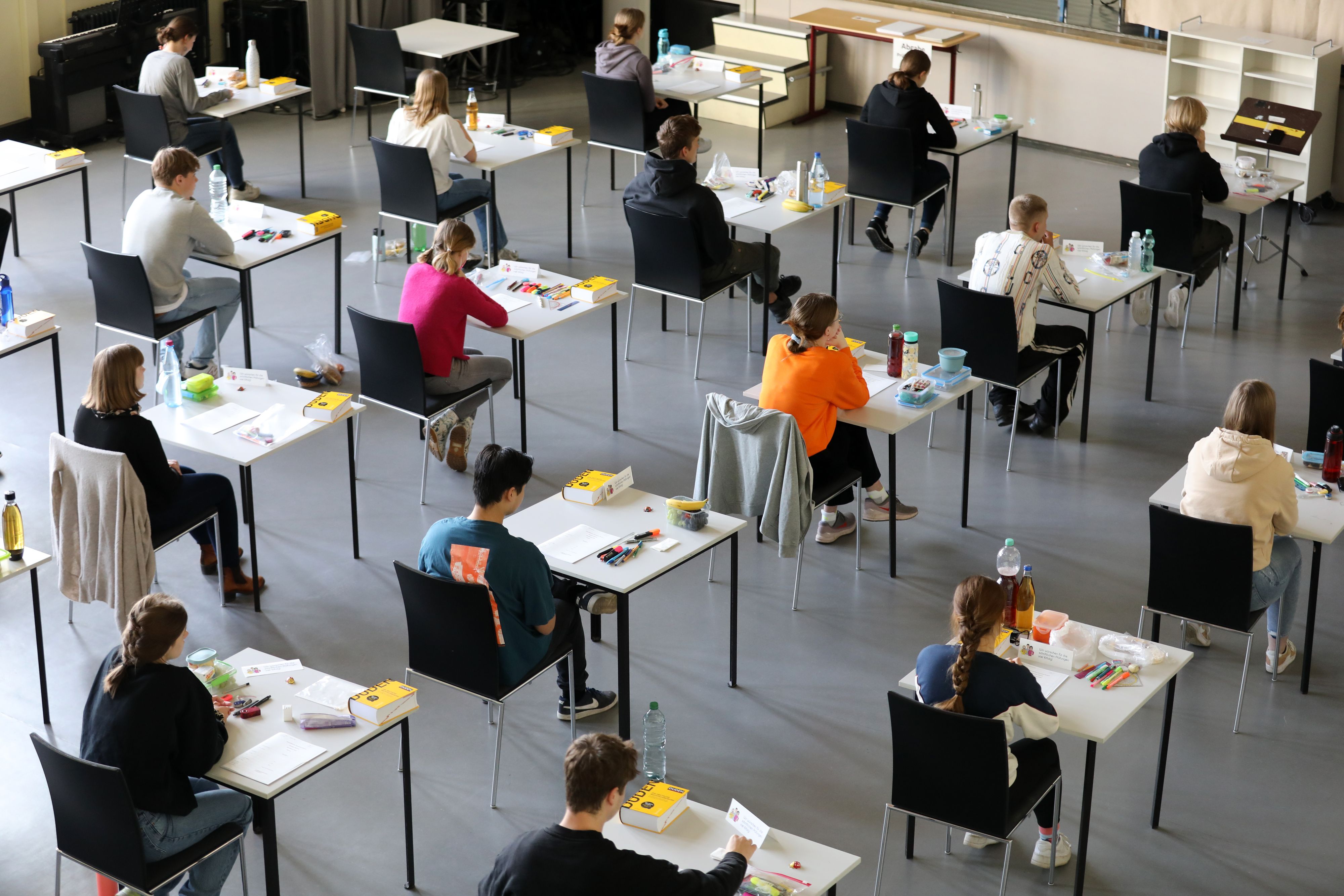 Das Abitur in NRW musste aufgrund einer technischen Panne auf Freitag verschoben werden. (Symbolbild)