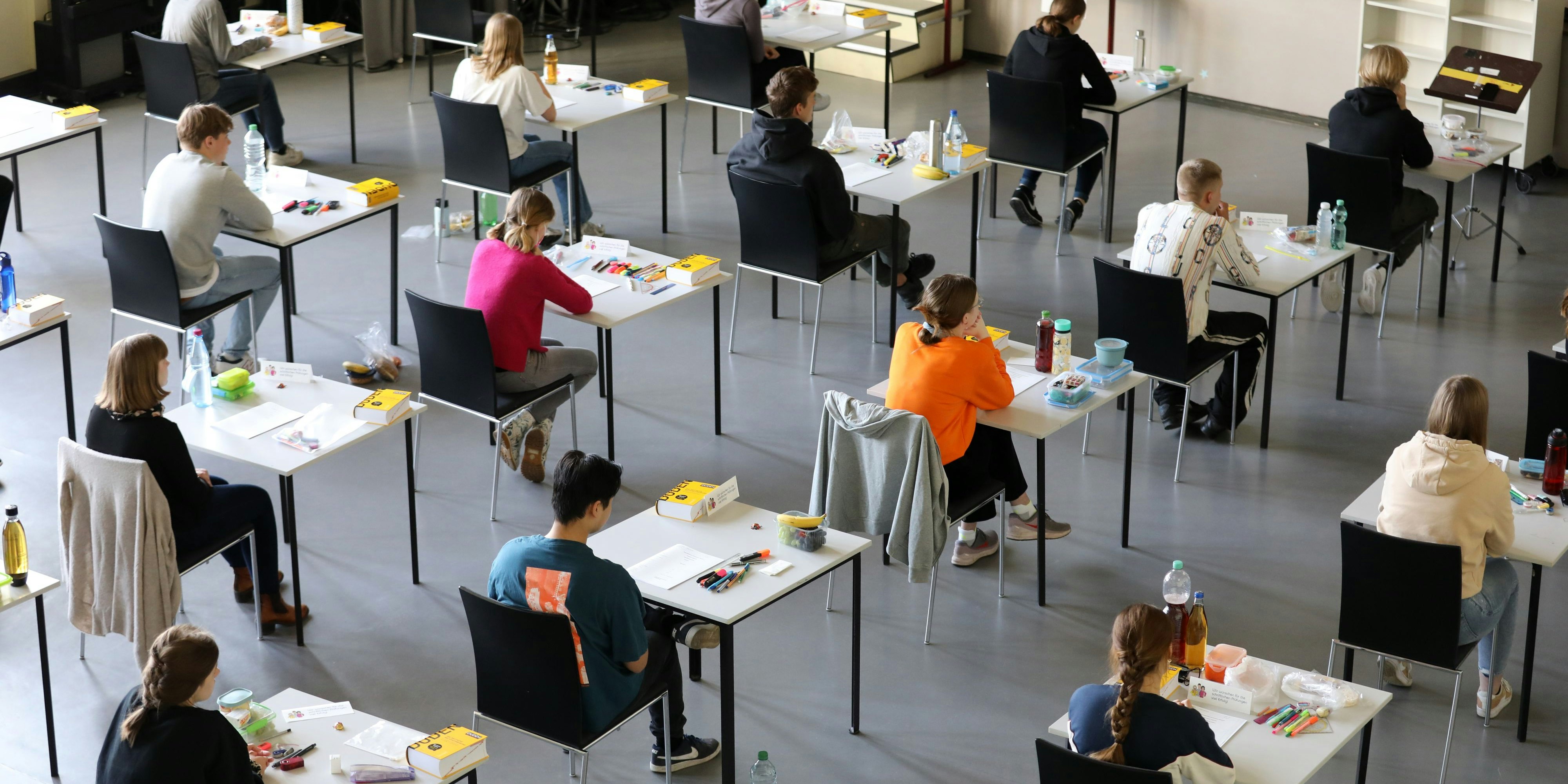 Das Abitur in NRW musste aufgrund einer technischen Panne auf Freitag verschoben werden. (Symbolbild)