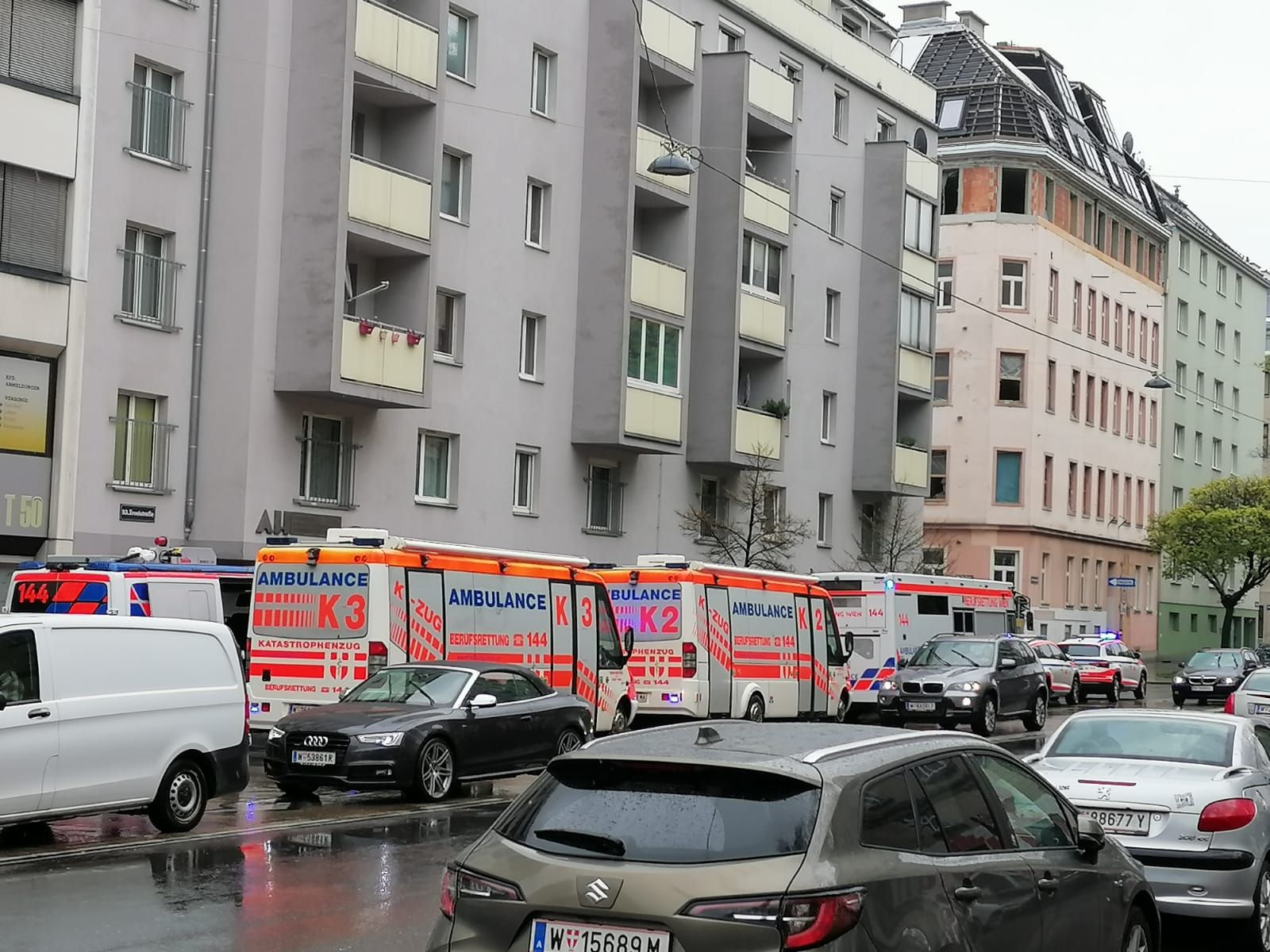 Die Sondereinsatzgruppe der Wiener Berufsrettung beim Einsatz in Favoriten.