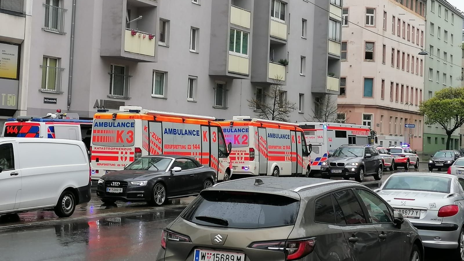 Die Sondereinsatzgruppe der Wiener Berufsrettung beim Einsatz in Favoriten.