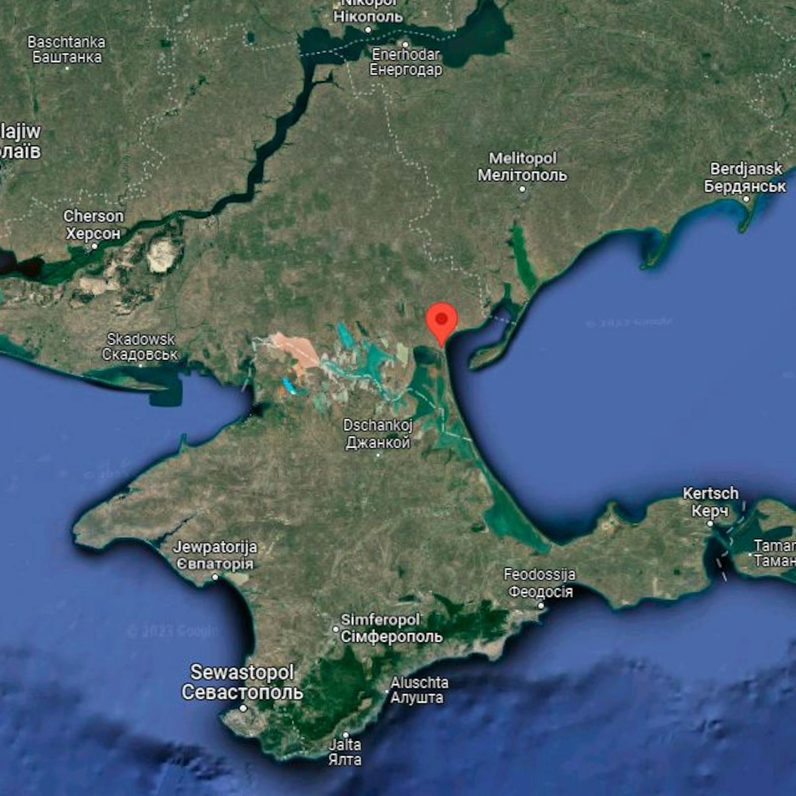 Henitschesk (rote Markierung) liegt direkt am Asow'schen Meer am Übergang zur bereits 2014 besetzten Halbinsel Krim.