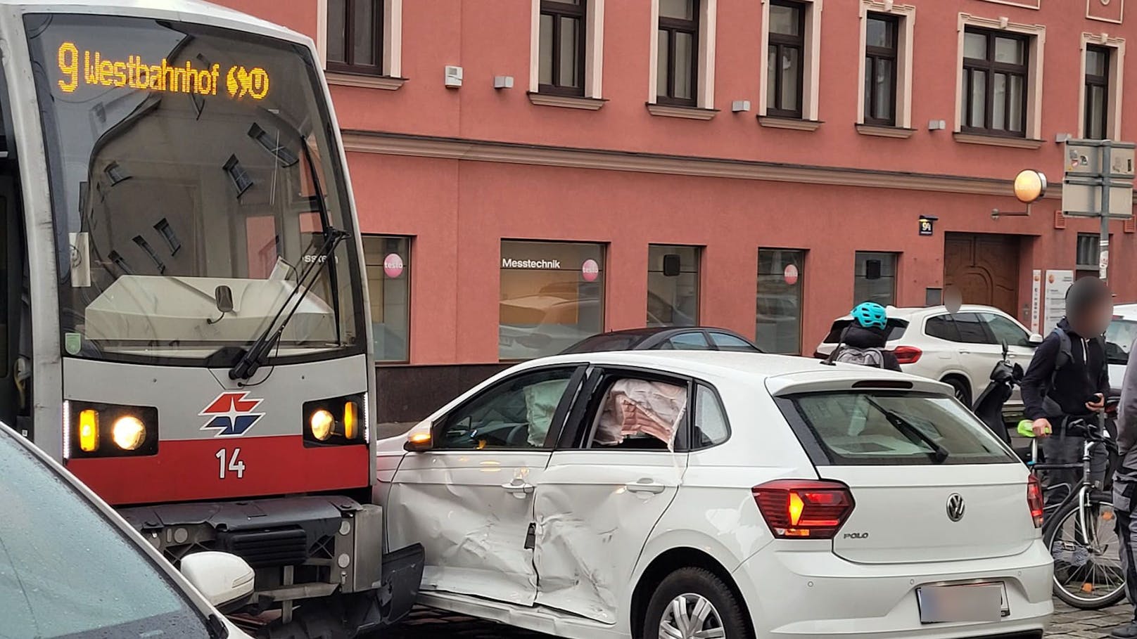 Weil ein weißer VW Polo beim Abbiegen die Stoptafel übersah, krachte er in die Straßenbahn. 