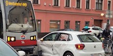 Stopptafel ignoriert – VW kracht in Wiener Straßenbahn