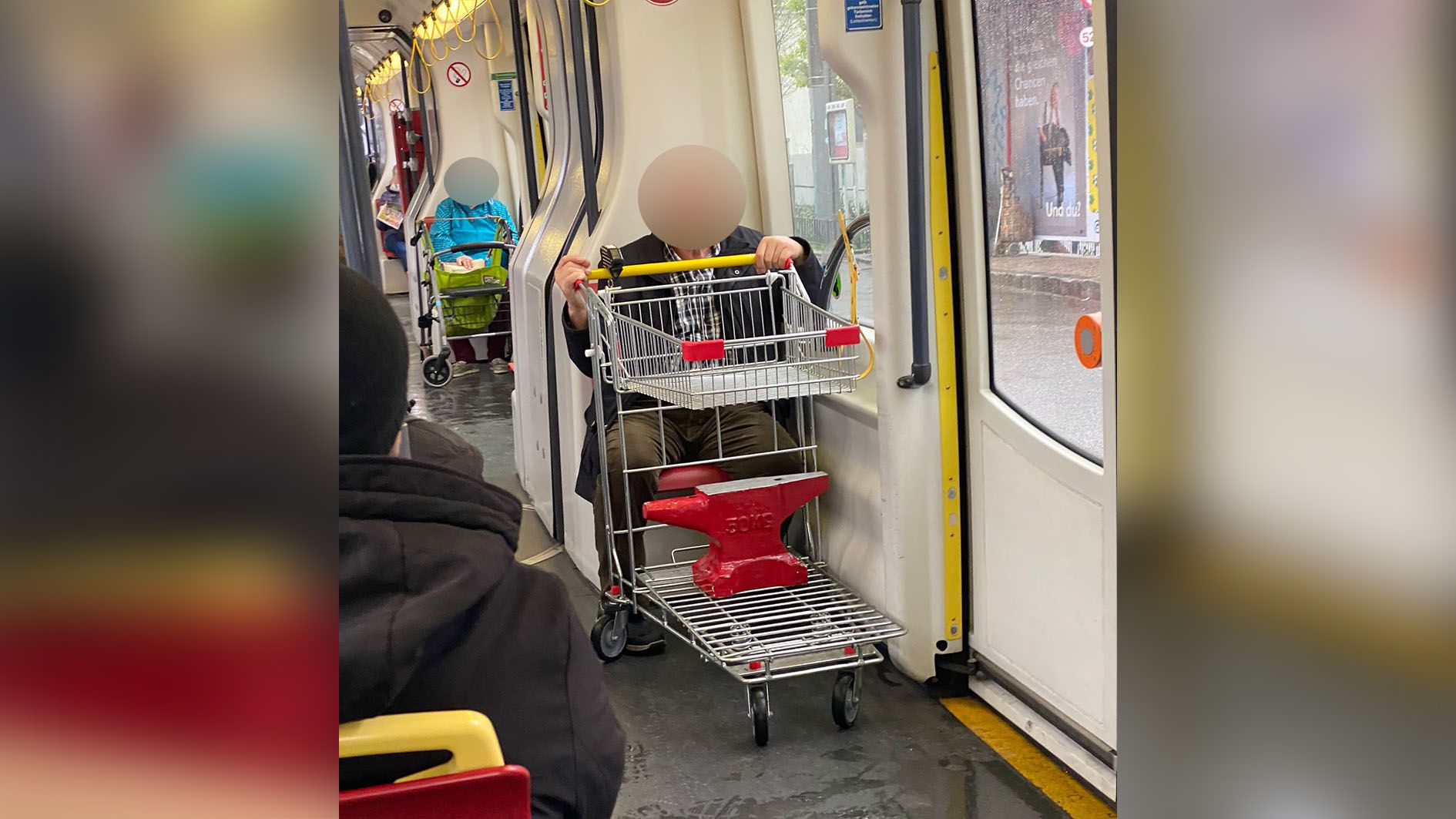 Mit einem Einkaufswagen und 50 Kilo Zusatzgewicht ließ ein Wiener am Mittwochmorgen aufhorchen. 