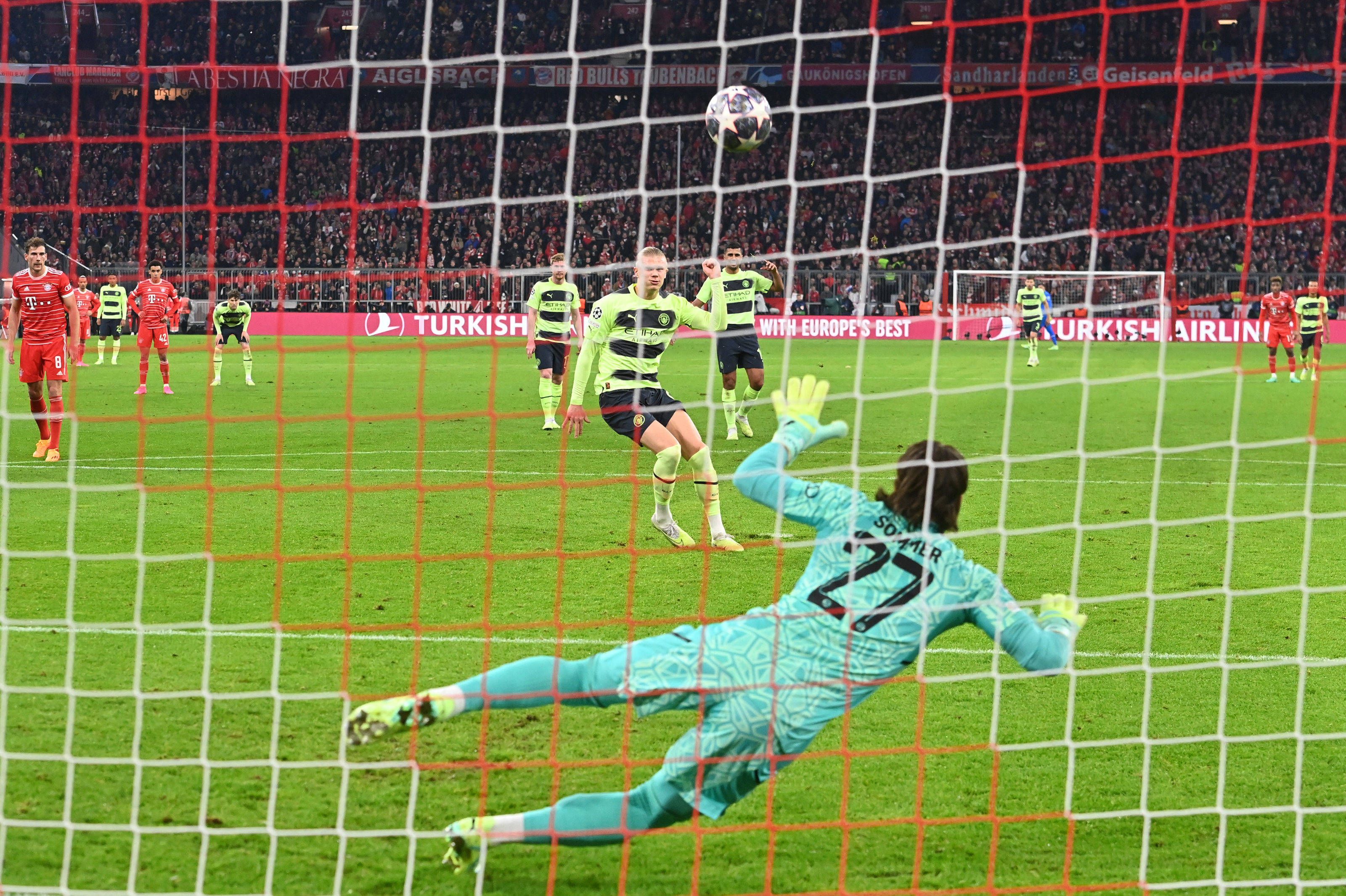 Haaland setzt den Elfmeter gegen Sommer über das Tor.