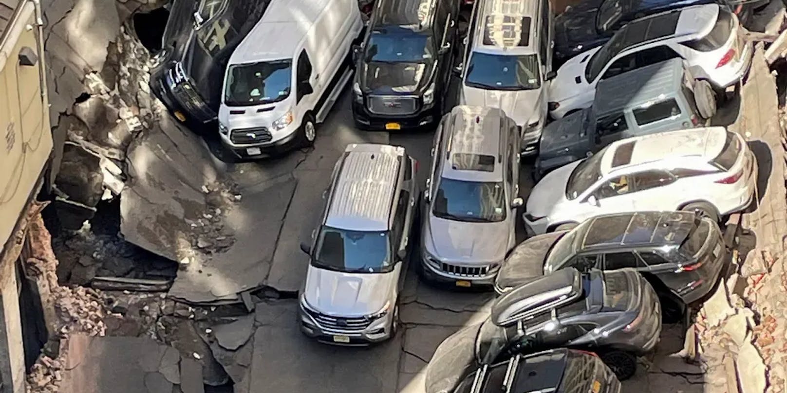Am Dienstagnachmittag fiel ein Parkhaus im New Yorker Stadtteil Lower Manhattan in sich zusammen.&nbsp;