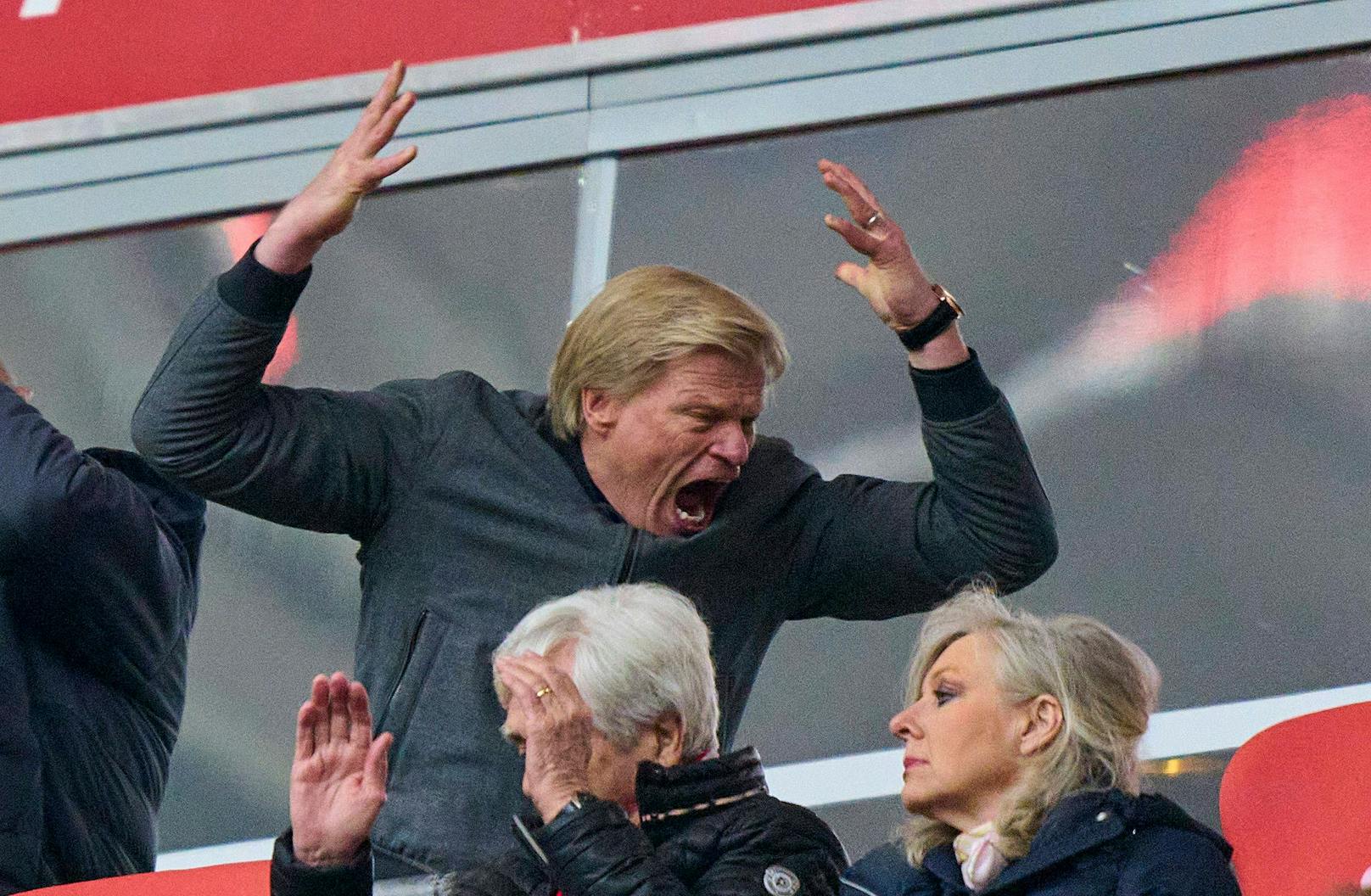 Oliver Kahn schimpft auf der Tribüne