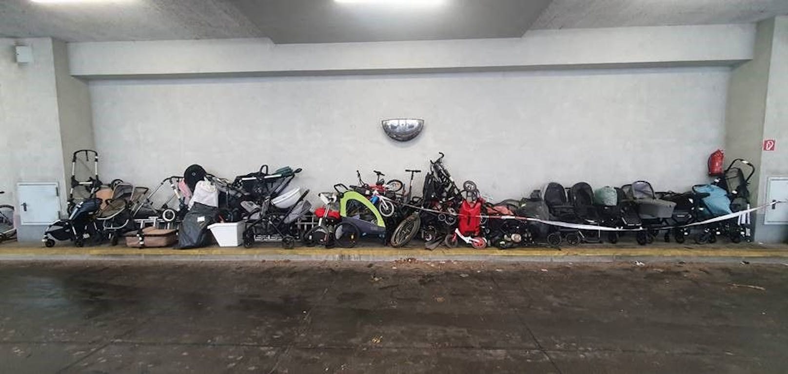 In einem Keller in Wien-Ottakring wurden mehr als 60 gestohlene Kinderwägen und Kinderräder entdeckt.