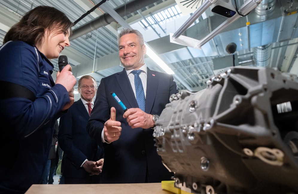 Karl Nehammer zu Besuch beim BMW-Werk in Steyr