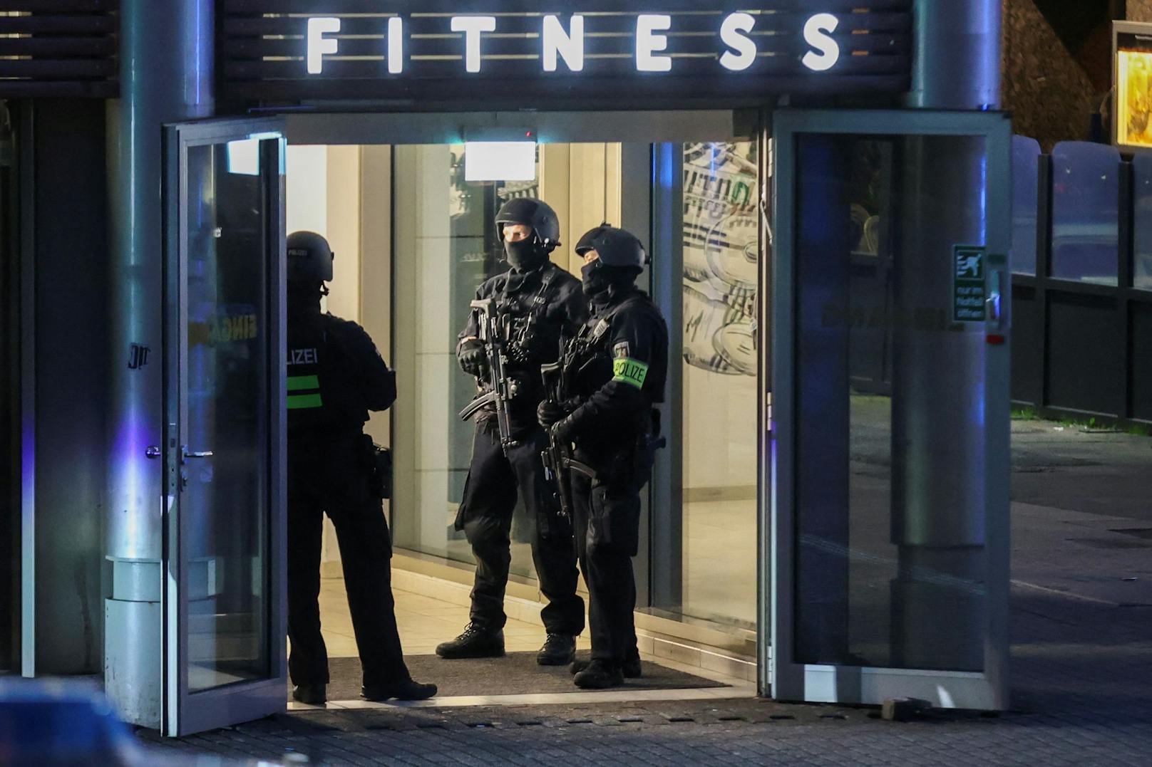 Bei einer Messer-Attacke in einem Fitnessstudio in Duisburg wurden vier Personen schwer verletzt. Eines der Opfer schwebt in Lebensgefahr.