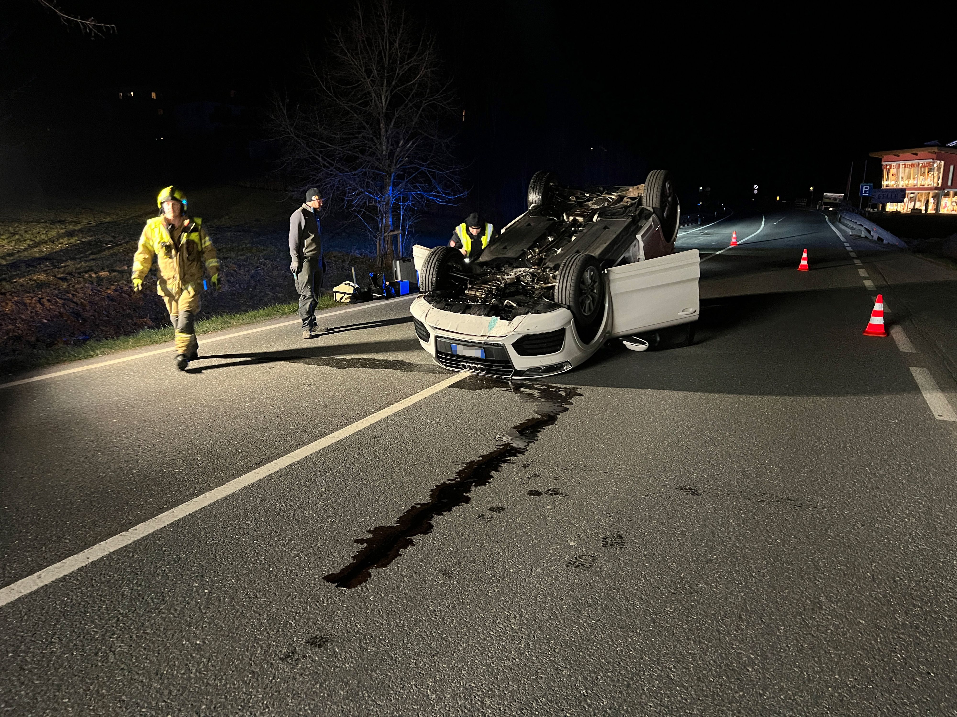 Glück im Unglück für einen Südtiroler bei einem spektakulärem Unfall in Scheffau (T) am 18. April 2023.