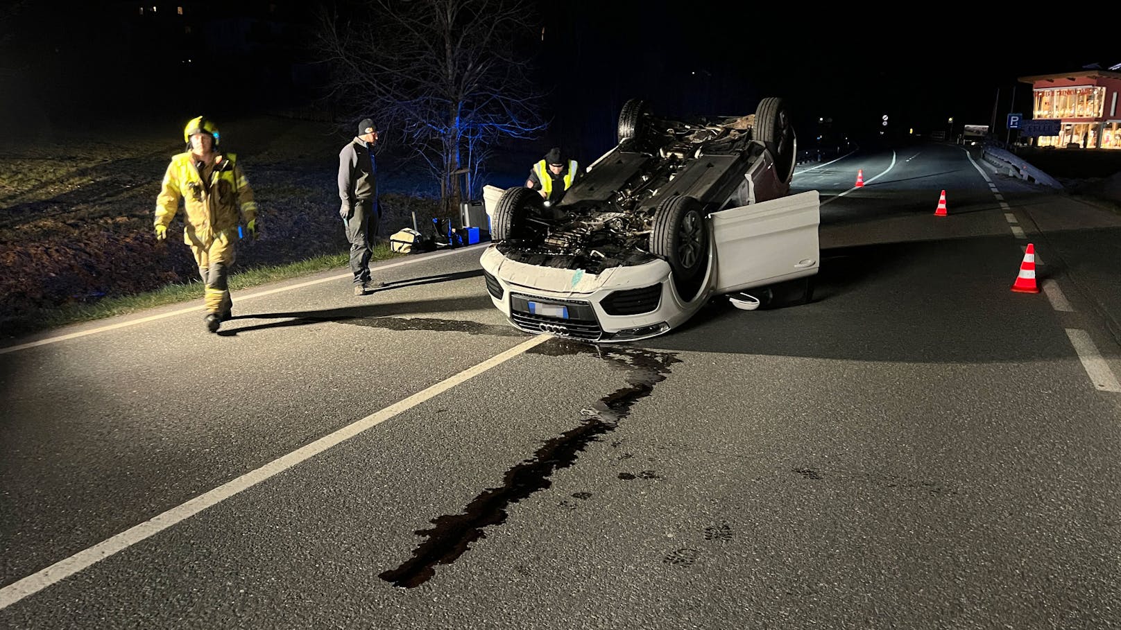 Glück im Unglück für einen Südtiroler bei einem spektakulärem Unfall in Scheffau (T) am 18. April 2023.