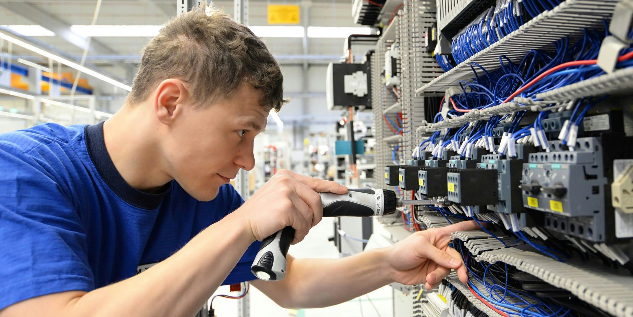 In der Elektro-Branche gilt ein neuer Mindestlohn von über 2.200 Euro.