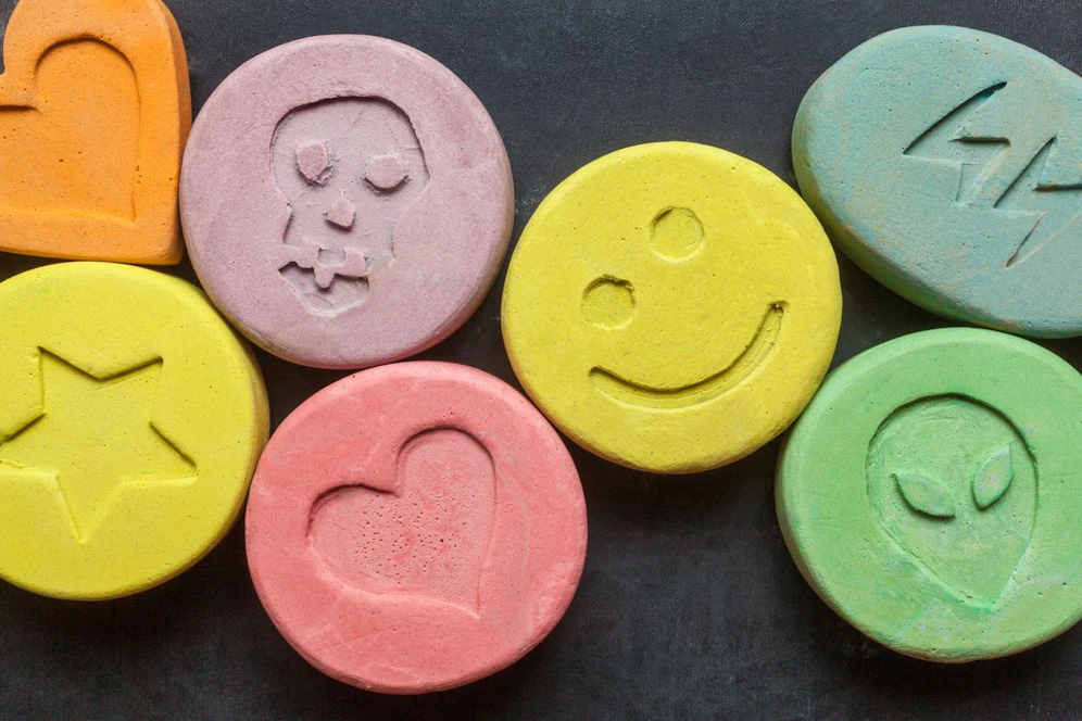 Ecstasy zählt zu den synthetischen Drogen (auch Designerdrogen genannt).