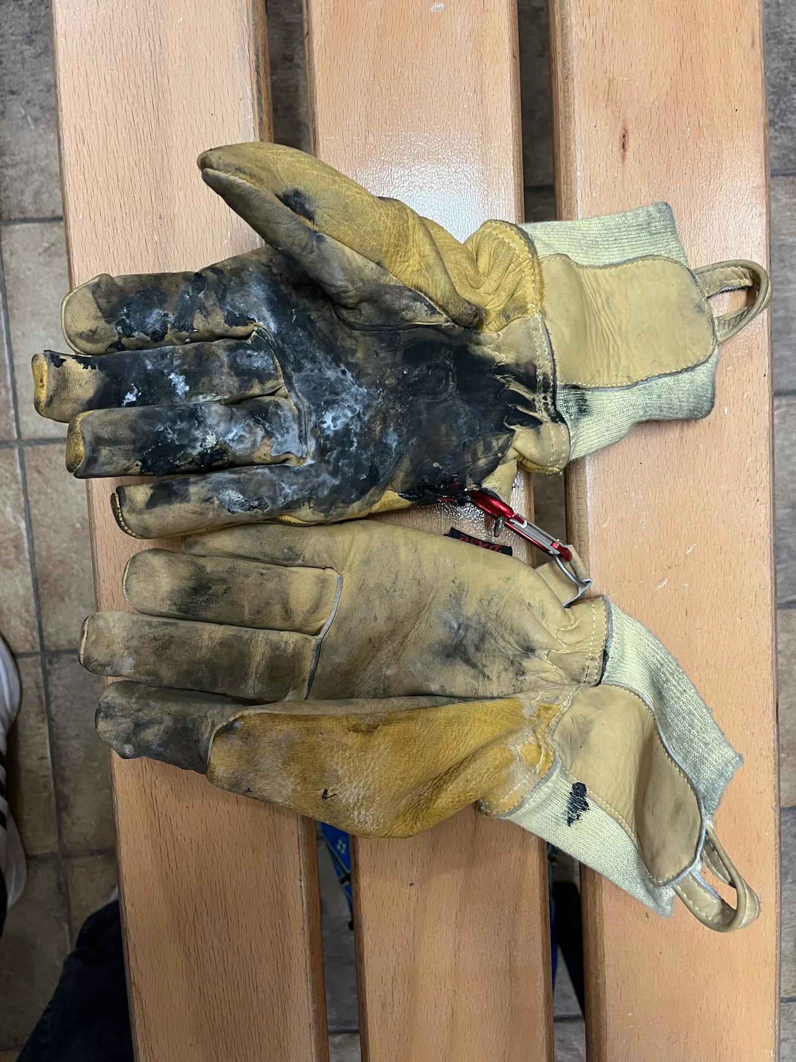 ... der Akku zündete immer wieder durch. Dabei wurde auch ein Feuerwehrmann verletzt. Auf dem Bild: Die beschädigten Schutzhandschuhe seiner Branddienst-Uniform.