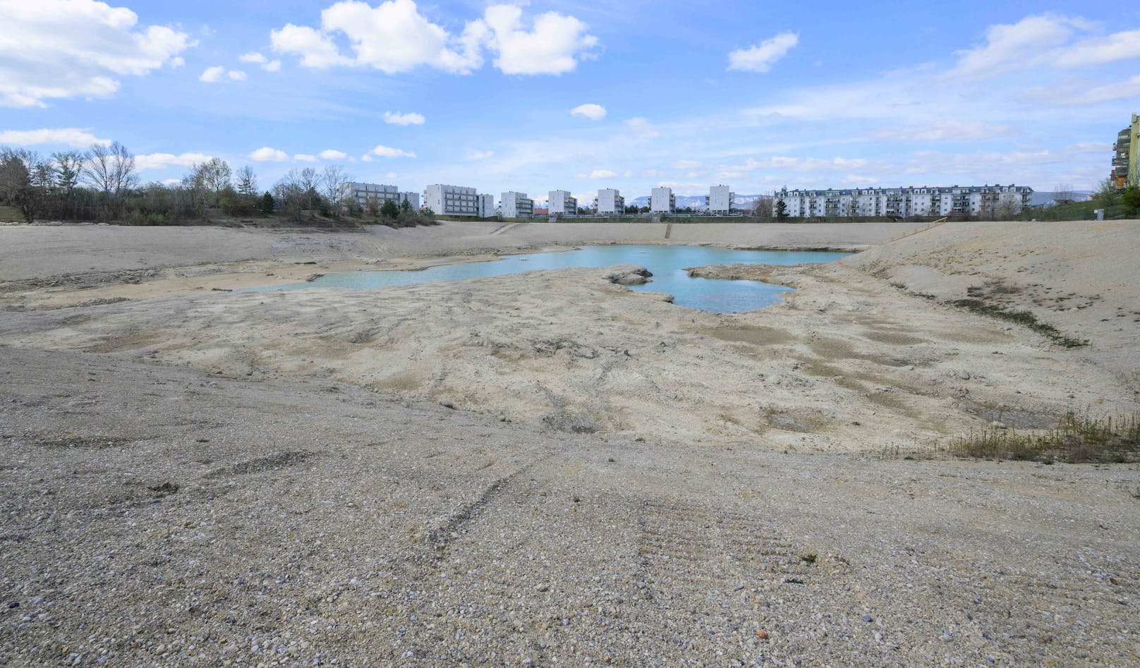 Badeseen in Wiener Neustadt knochentrocken: der fast ausgetrocknete <b>Anemonensee&nbsp;</b>am 4. April 2023.