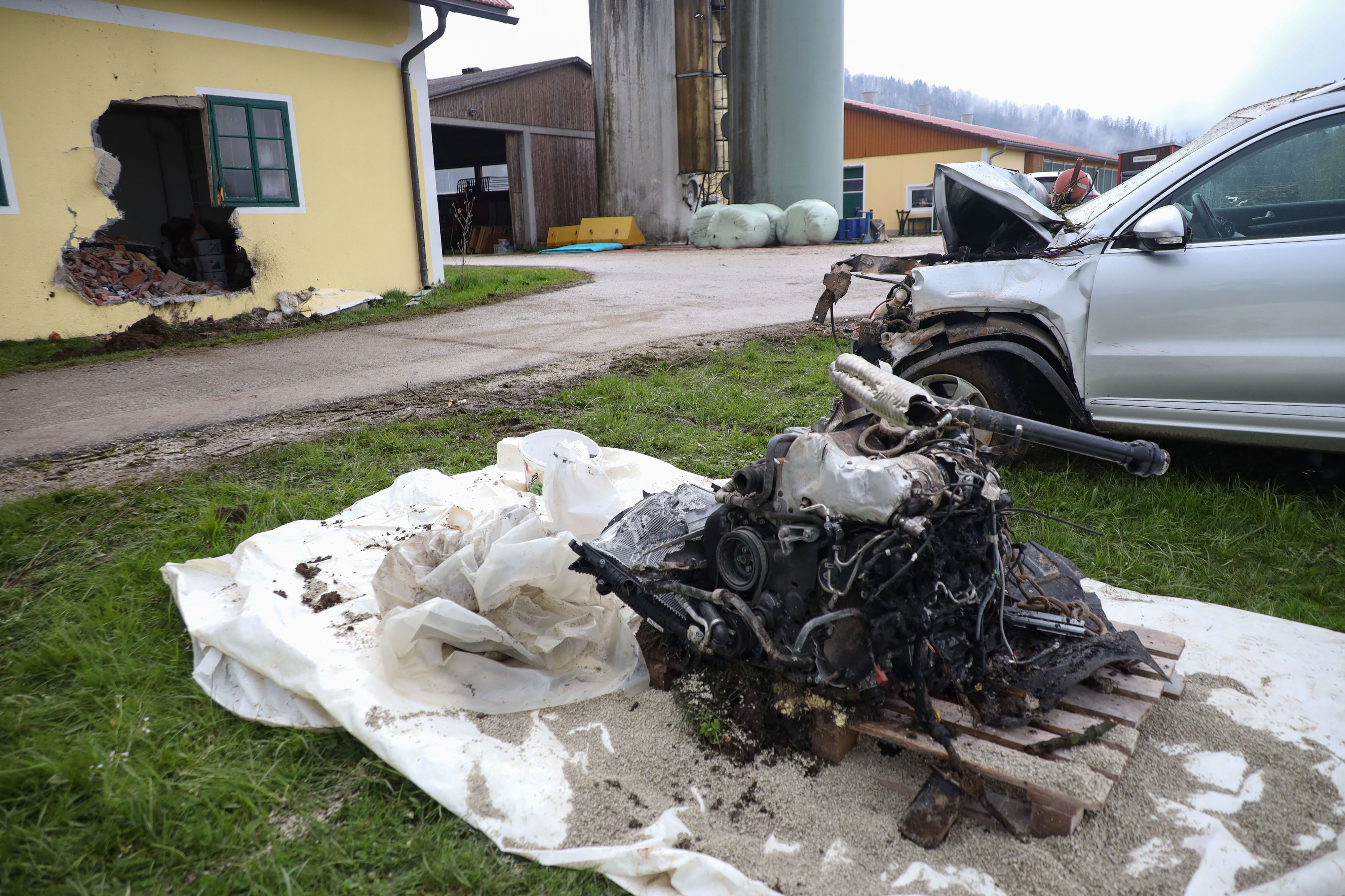 Der Autofahrer krachte in die Mauer einer Garage. Der Lenker wurde verletzt.