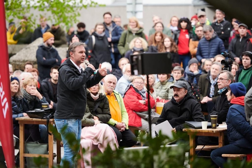 Andi Babler bei Stimmenfang vor ein paar Wochen in Wien-Landstraße