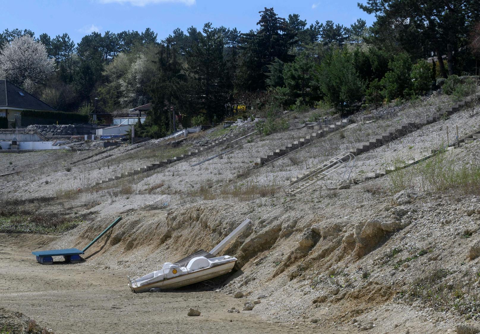 Badeseen in Wiener Neustadt knochentrocken: der fast ausgetrocknete <strong>Föhrensee</strong> am 4. April 2023.