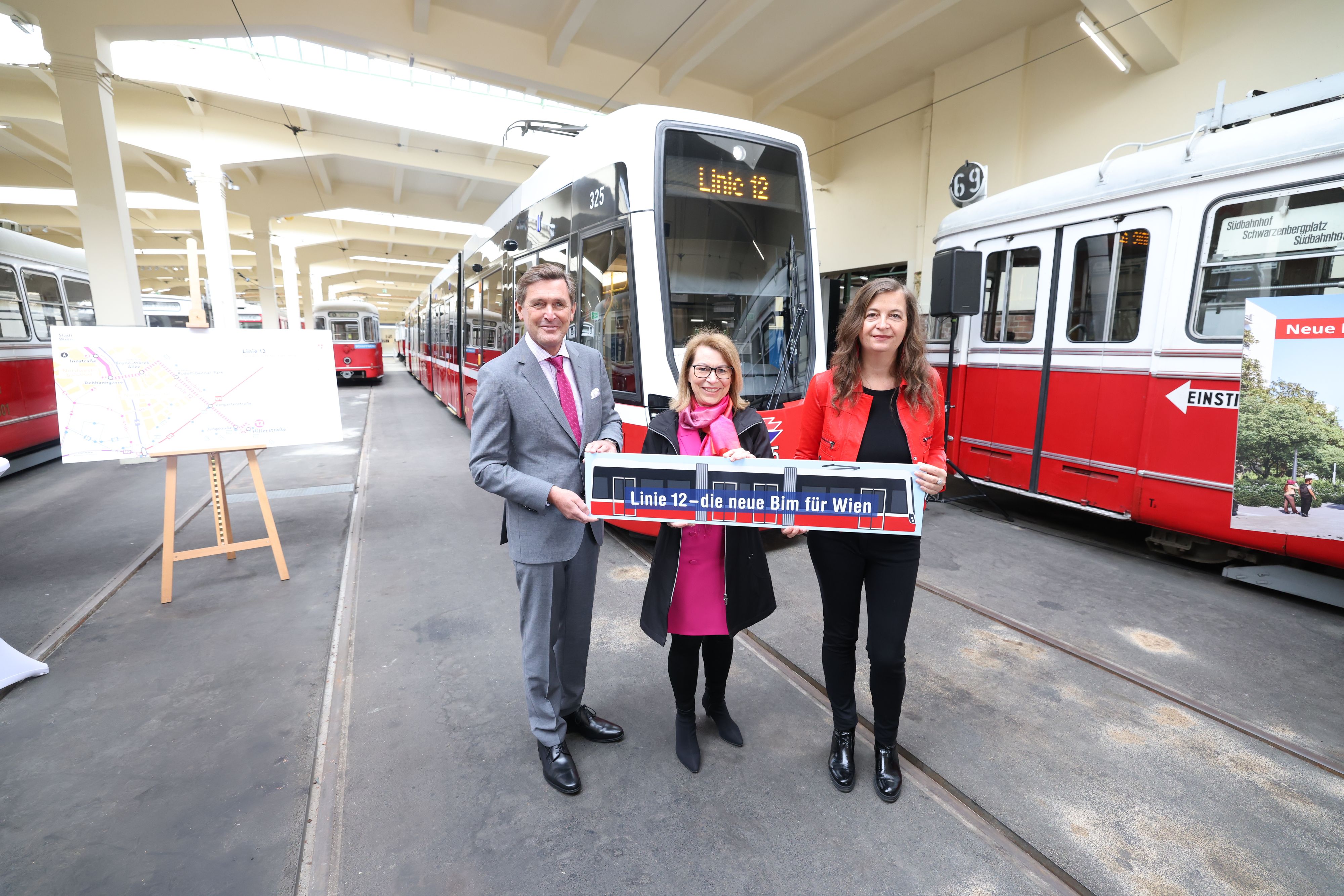 Öffi-Stadtrat Peter Hanke (SPÖ), Wiener Linien-Chefin Alexandra Reinagl und Verkehrsstadträtin Ulli Sima (SPÖ) präsentierten die neue Linie.