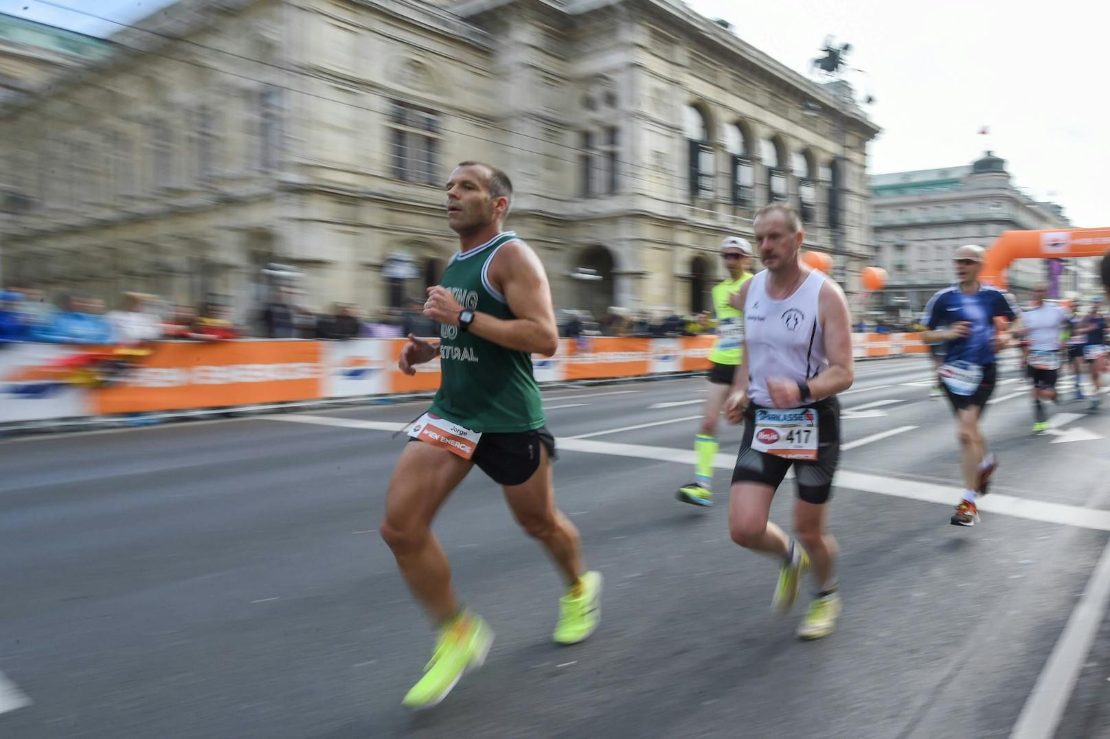 Läufer vor der Staatsoper während des Vienna City Marathon 2019. Archivbild