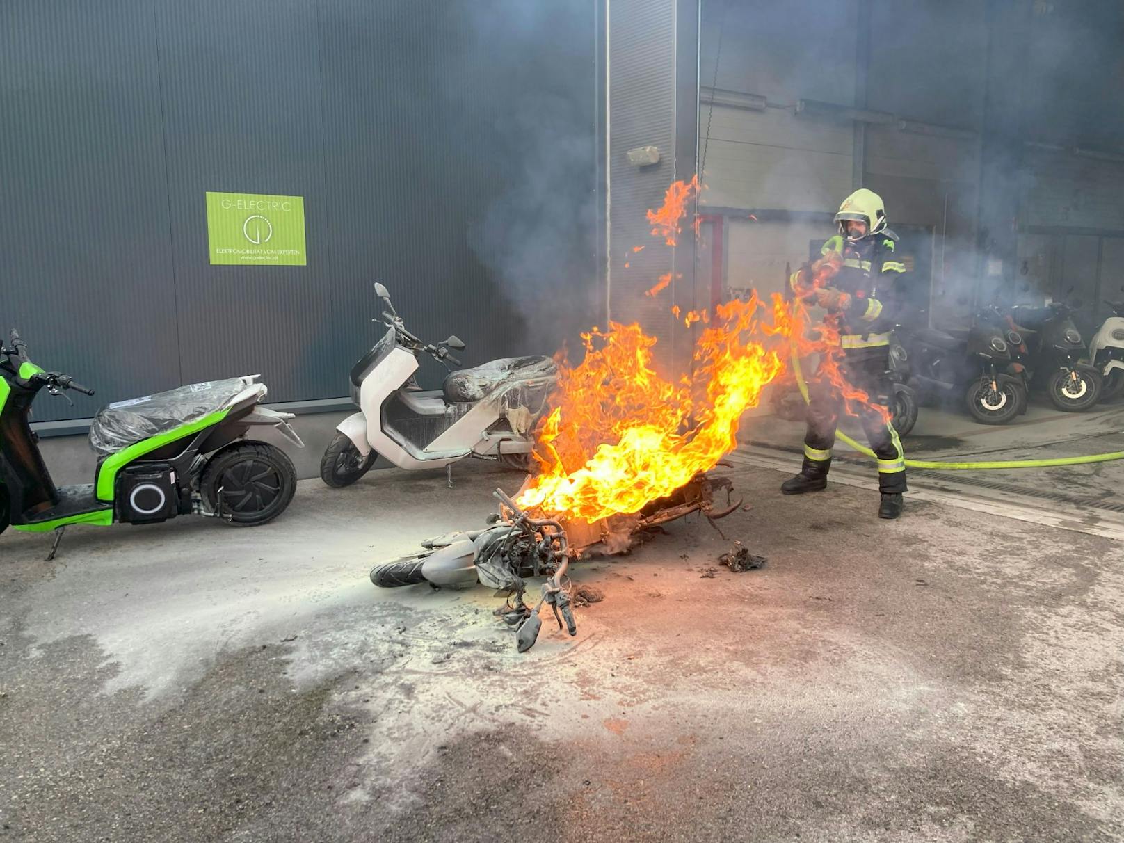 Der Elektro-Roller ging beim Ladevorgang in Flammen auf.