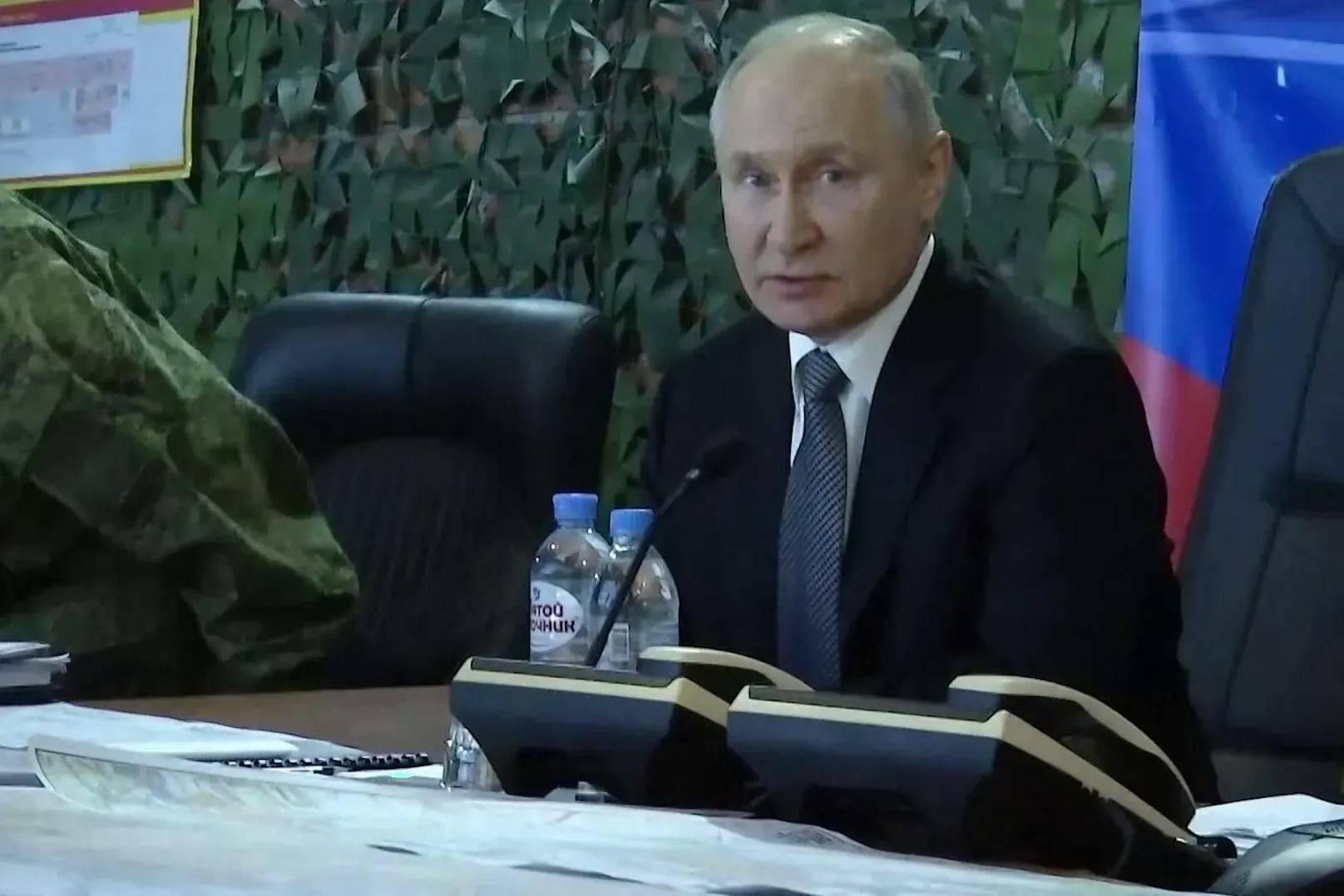 Dieser Screenshot aus einem vom Kreml veröffentlichten Video soll Wladimir Putin nahe der Front zeigen.