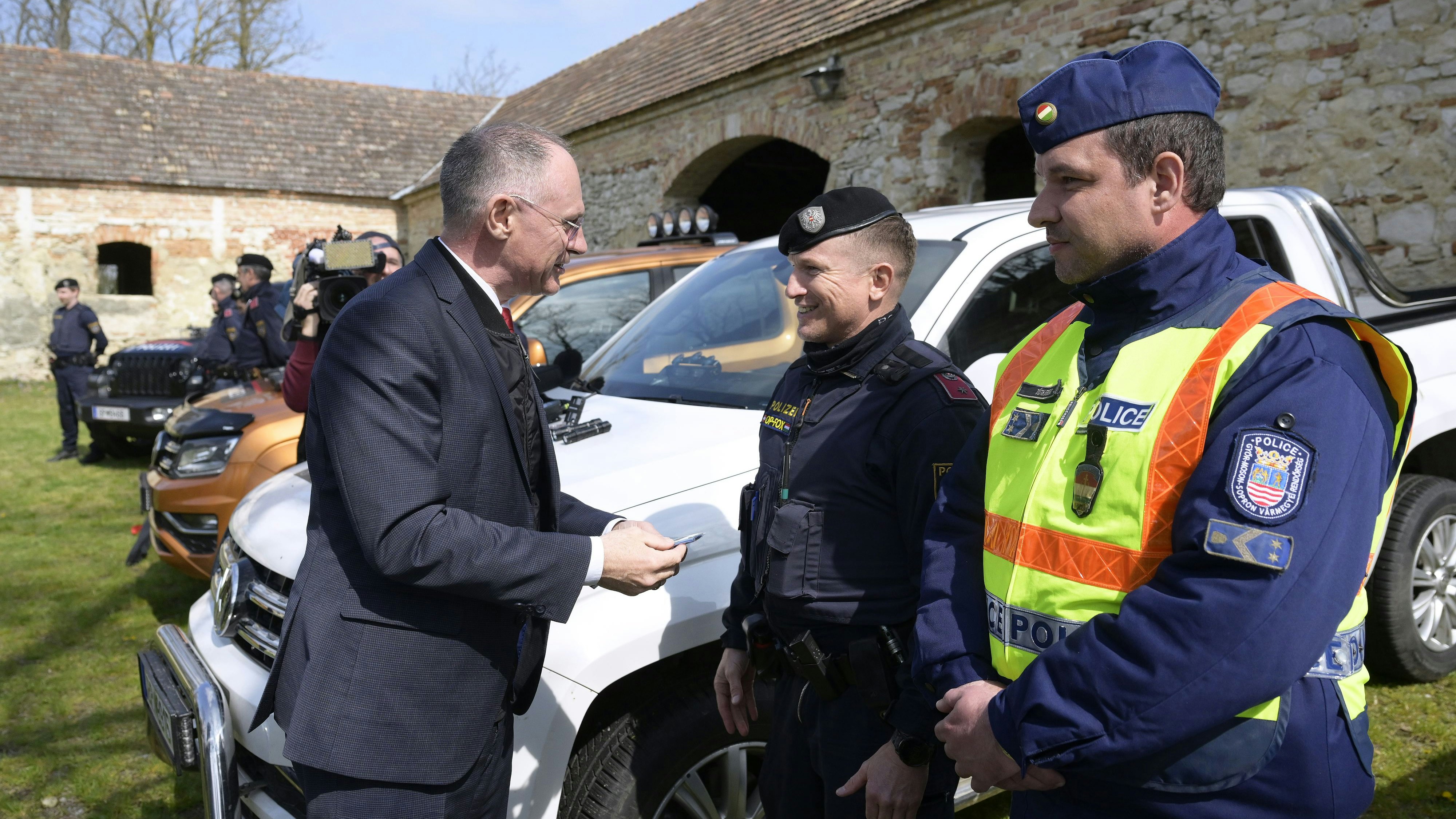 Anlässlich der Grenzschutz-Operation "Fox" gab Innenminister Gerhard Karner (ÖVP) am Donnerstag in Siegendorf eine Pressekonferenz. 