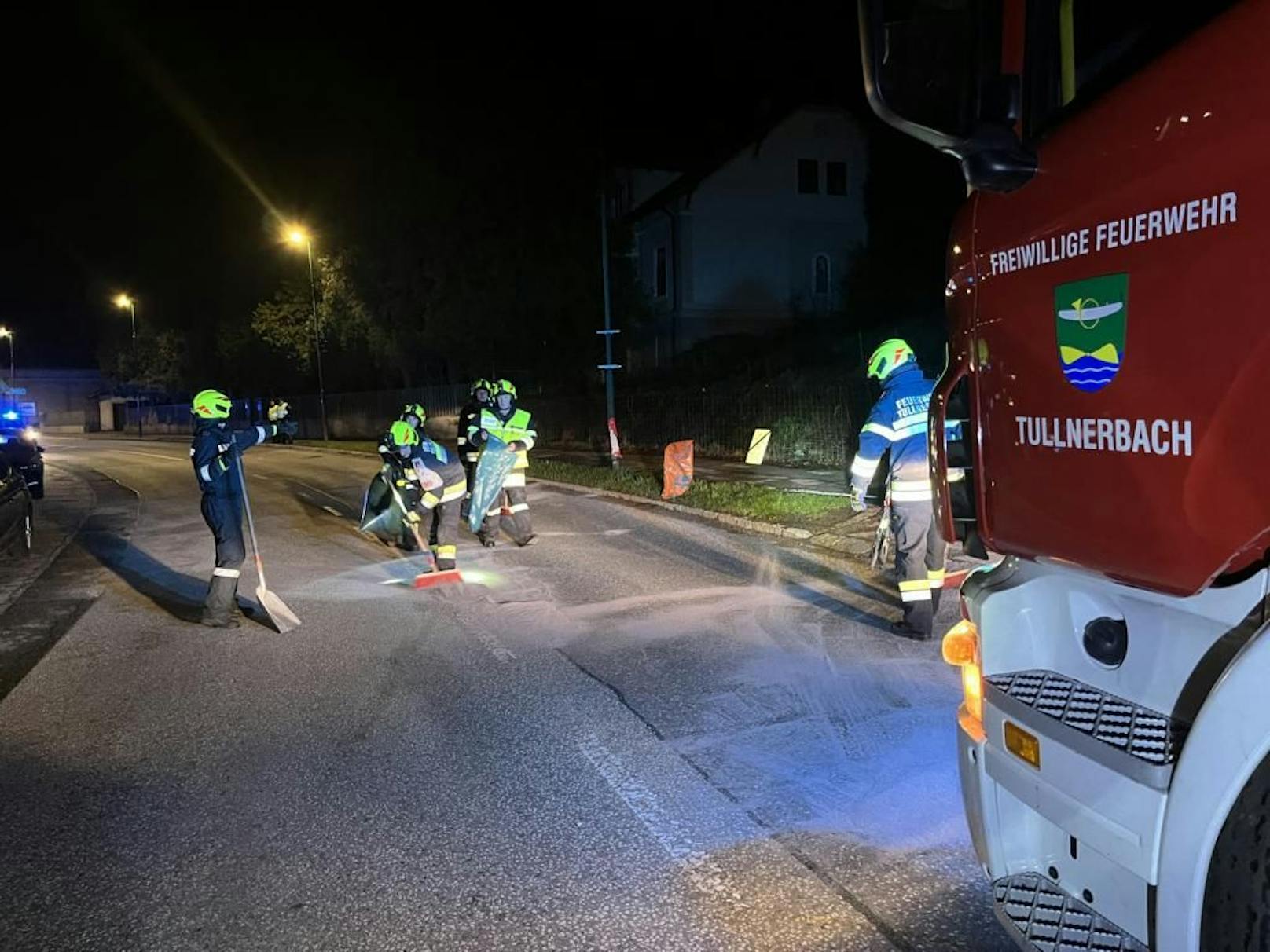 Feuerwehr, Rettung und Polizei standen in Tullnerbach im Einsatz.