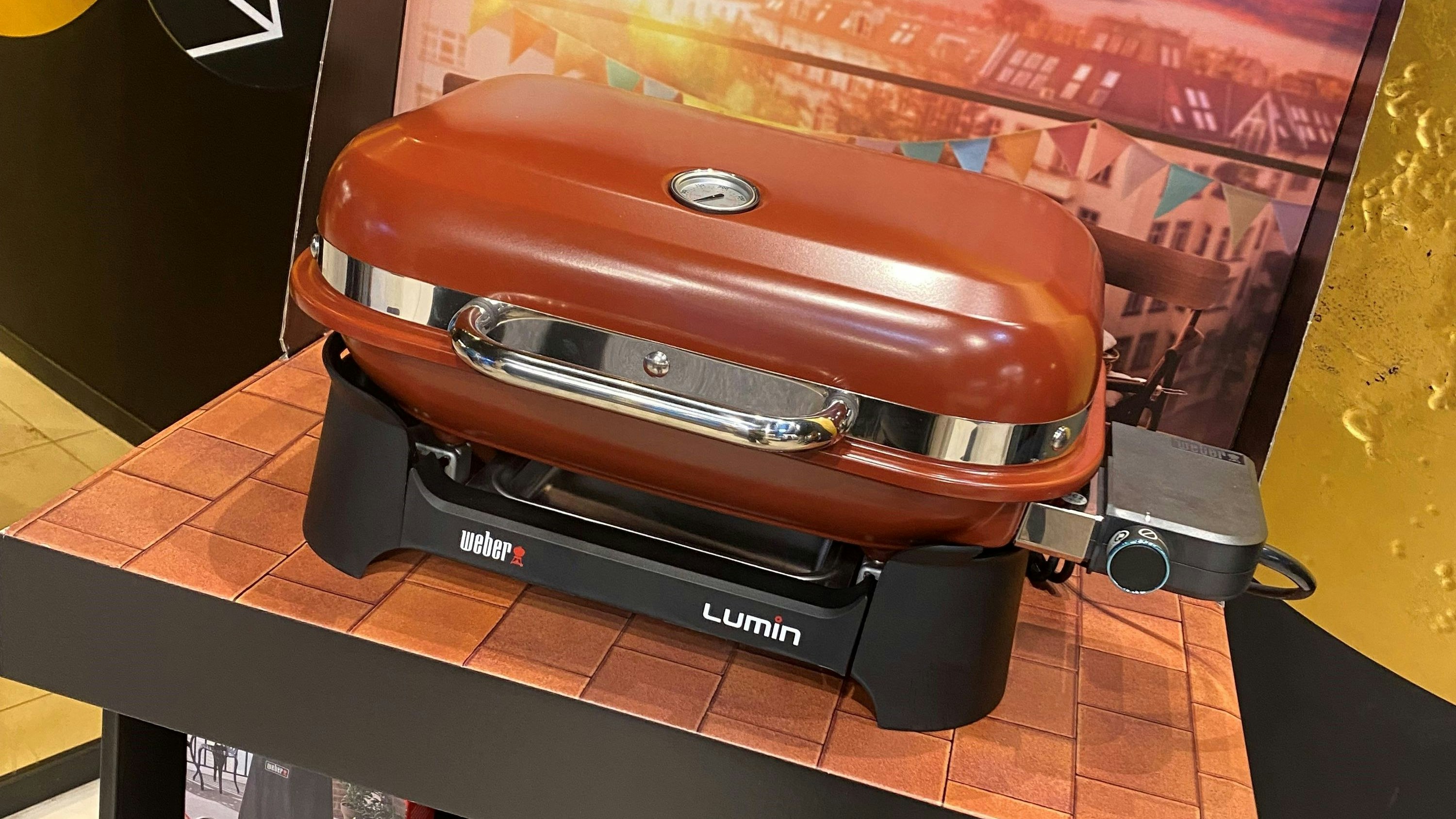 Der Lumin von Weber kommt im schicken Retro-Design daher.