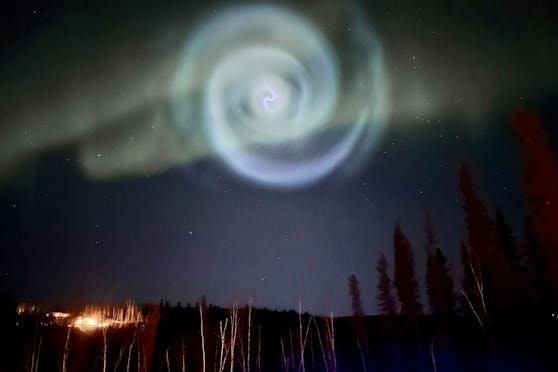 Plötzlich leuchtete eine hellblaue Lichtspirale, die wie eine Galaxie aussah, am Nachthimmel nahe Fairbanks, Alaska, auf (15. April 2023).