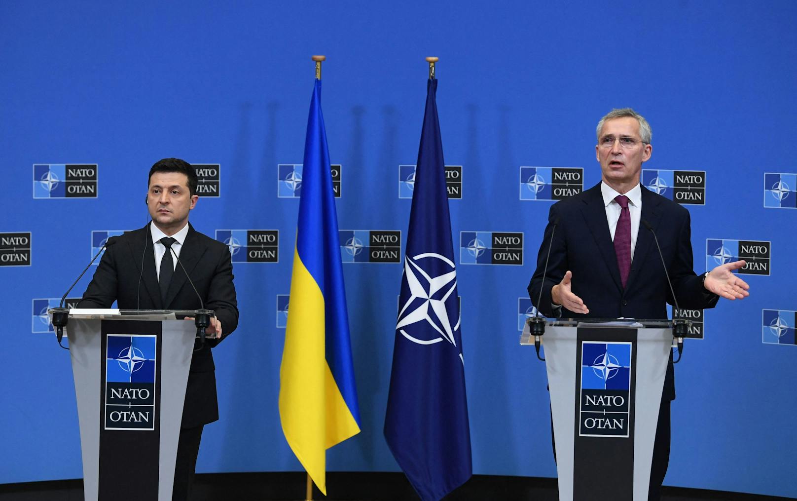 NATO-Generalsekretär Jens Stoltenberg hat Kiew einen überraschenden Besuch abgestattet. <em>Anm. d. Red.: Dieses Bild mit Ukraines Präsident Wolodomir Selenski ist allerdings ein Archivbild vom Dezember 2021.</em>