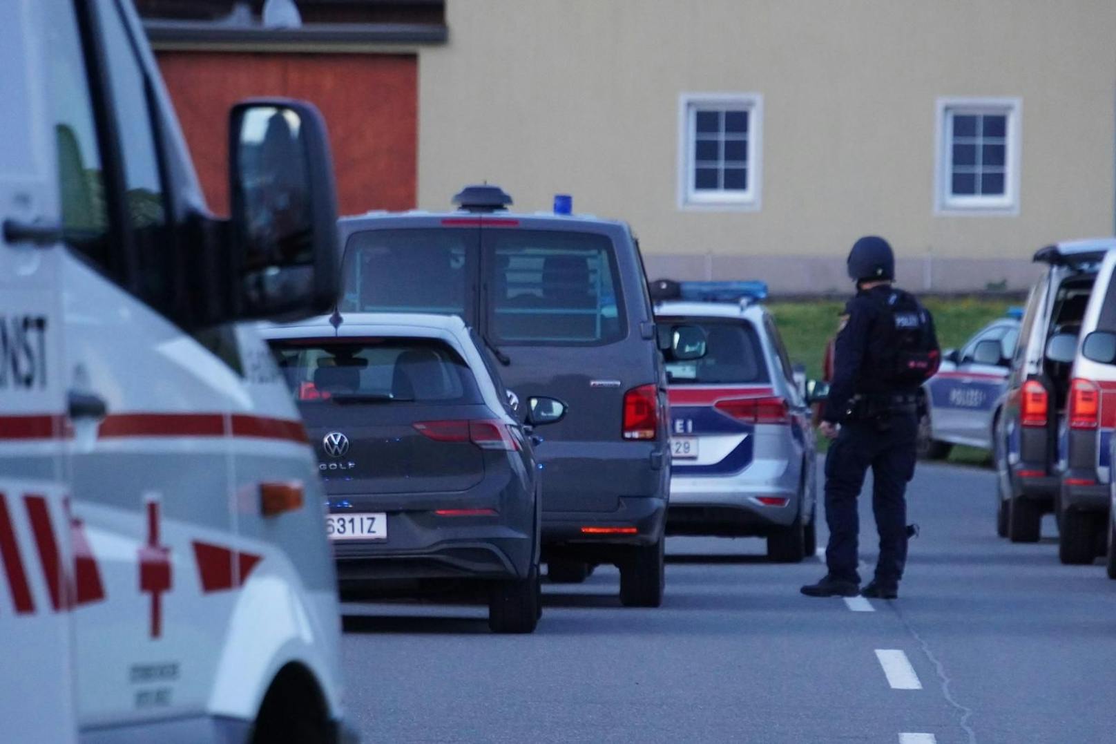 Mordalarm in Pielach - überall Blautlichtfahrzeuge