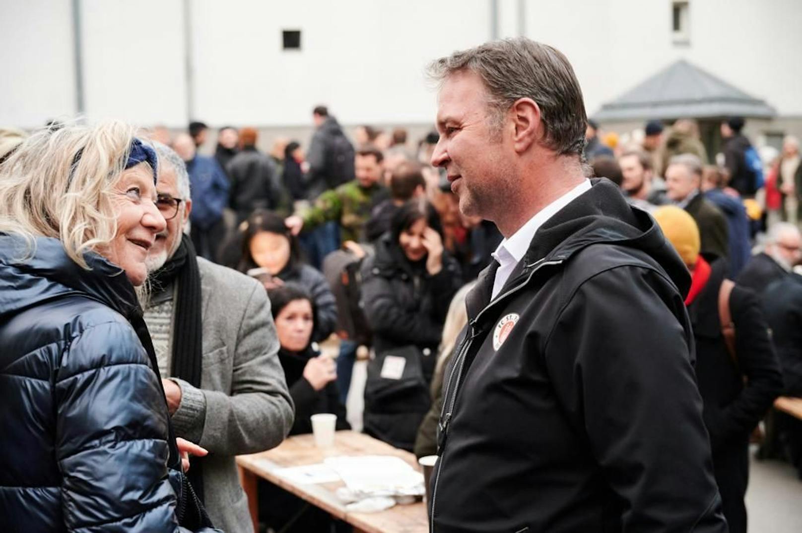 Andi Babler in Wien mit Anhängern